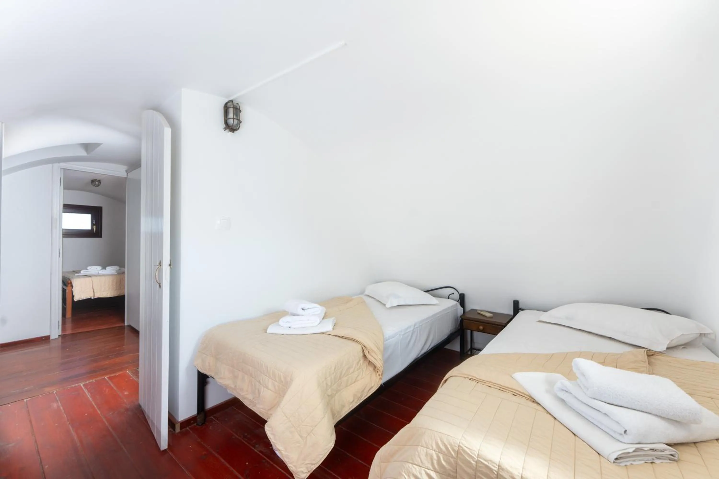 Bed in Birds Villa Apartments with Heated Pool - Including Car and Breakfast