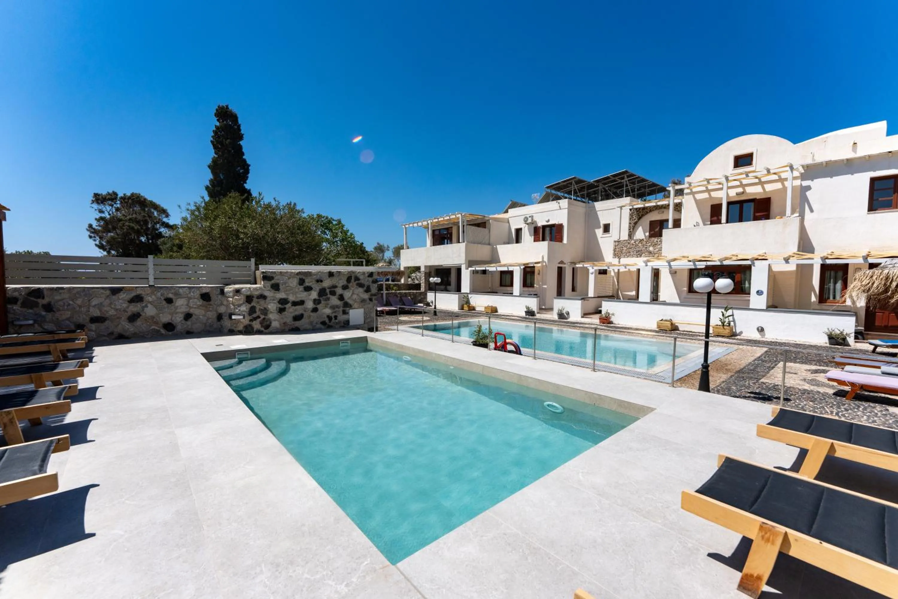 Birds Villa Apartments with Heated Pool - Including Car and Breakfast