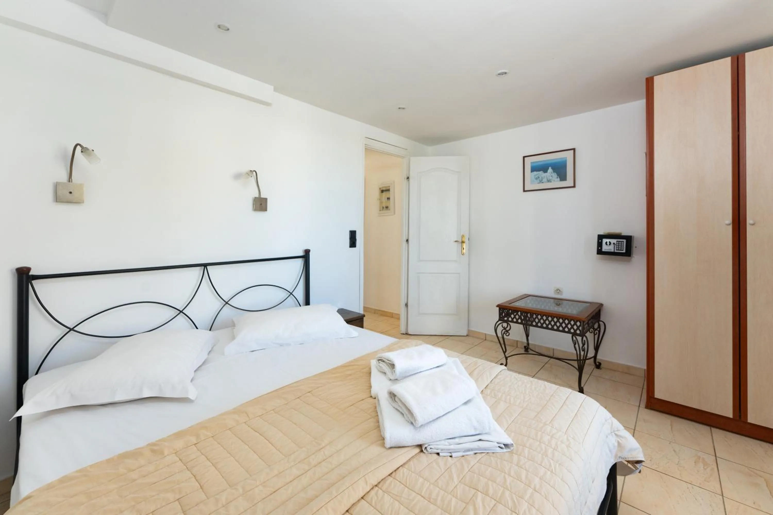 Bed in Birds Villa Apartments with Heated Pool - Including Car and Breakfast