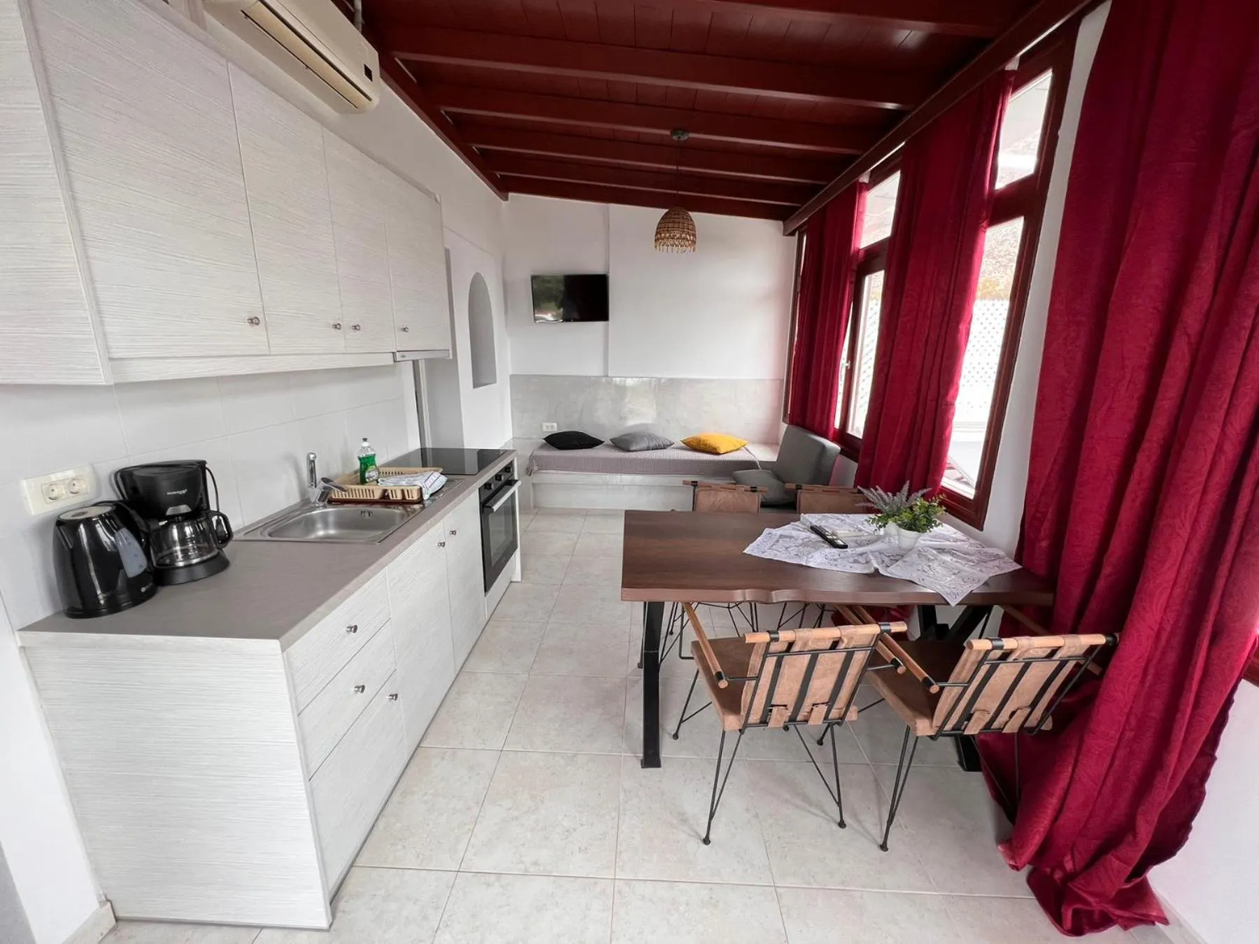 Birds Villa Apartments with Heated Pool - Including Car and Breakfast