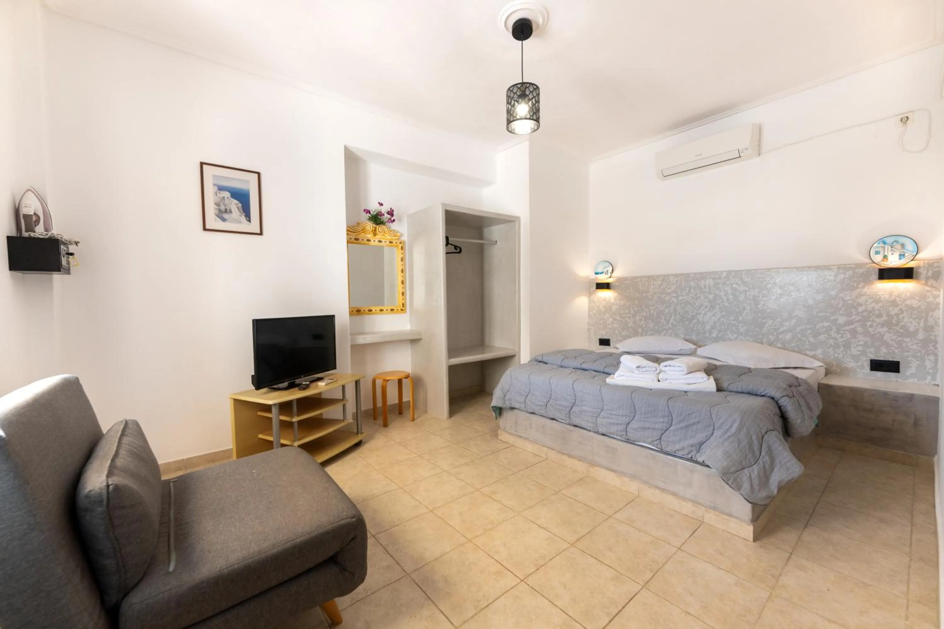 Bed in Birds Villa Apartments with Heated Pool - Including Car and Breakfast