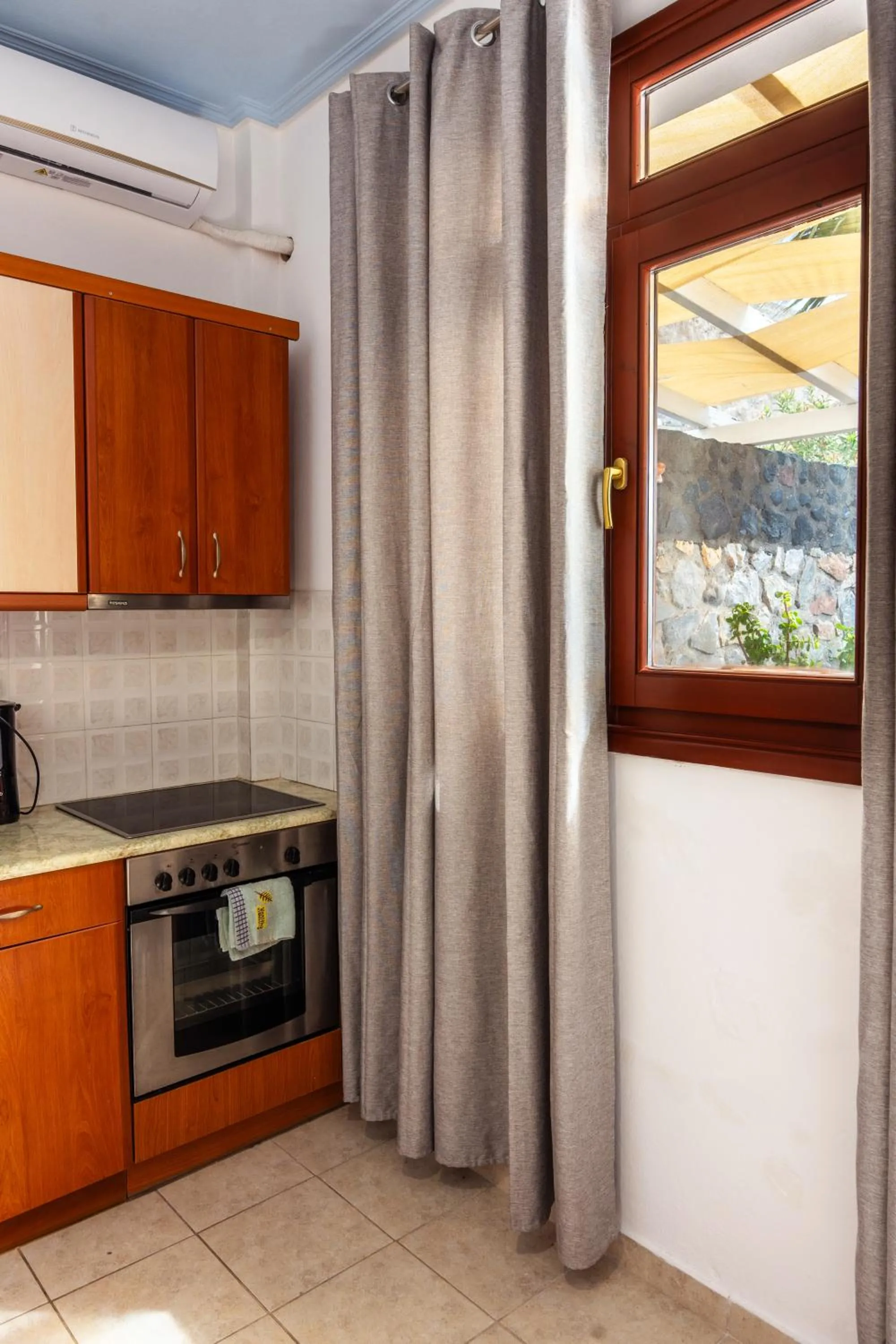 Birds Villa Apartments with Heated Pool - Including Car and Breakfast