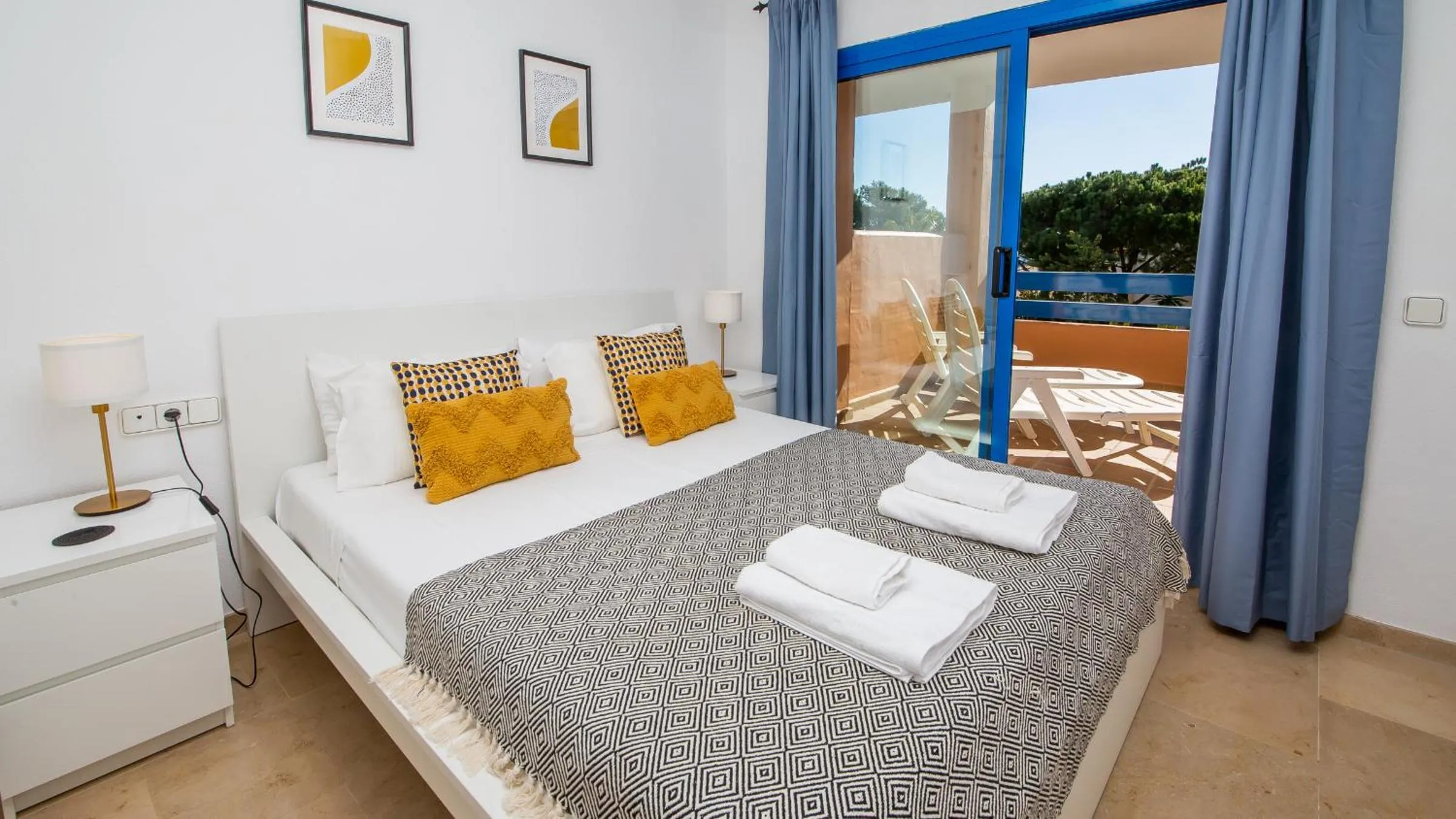 Bed in Duquesa Suites 206