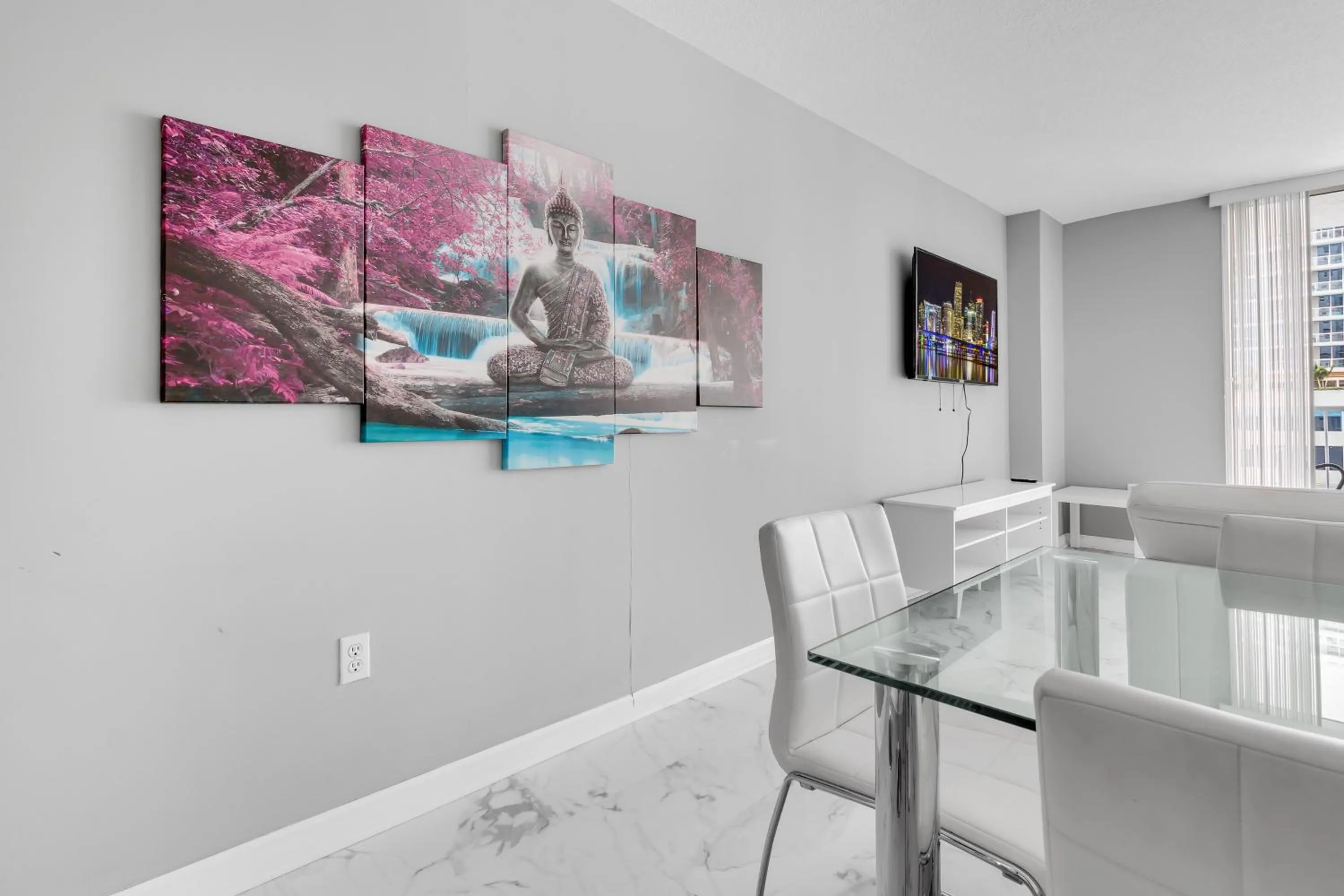 TV and multimedia in The Club at Brickell Bay Luxury Suites