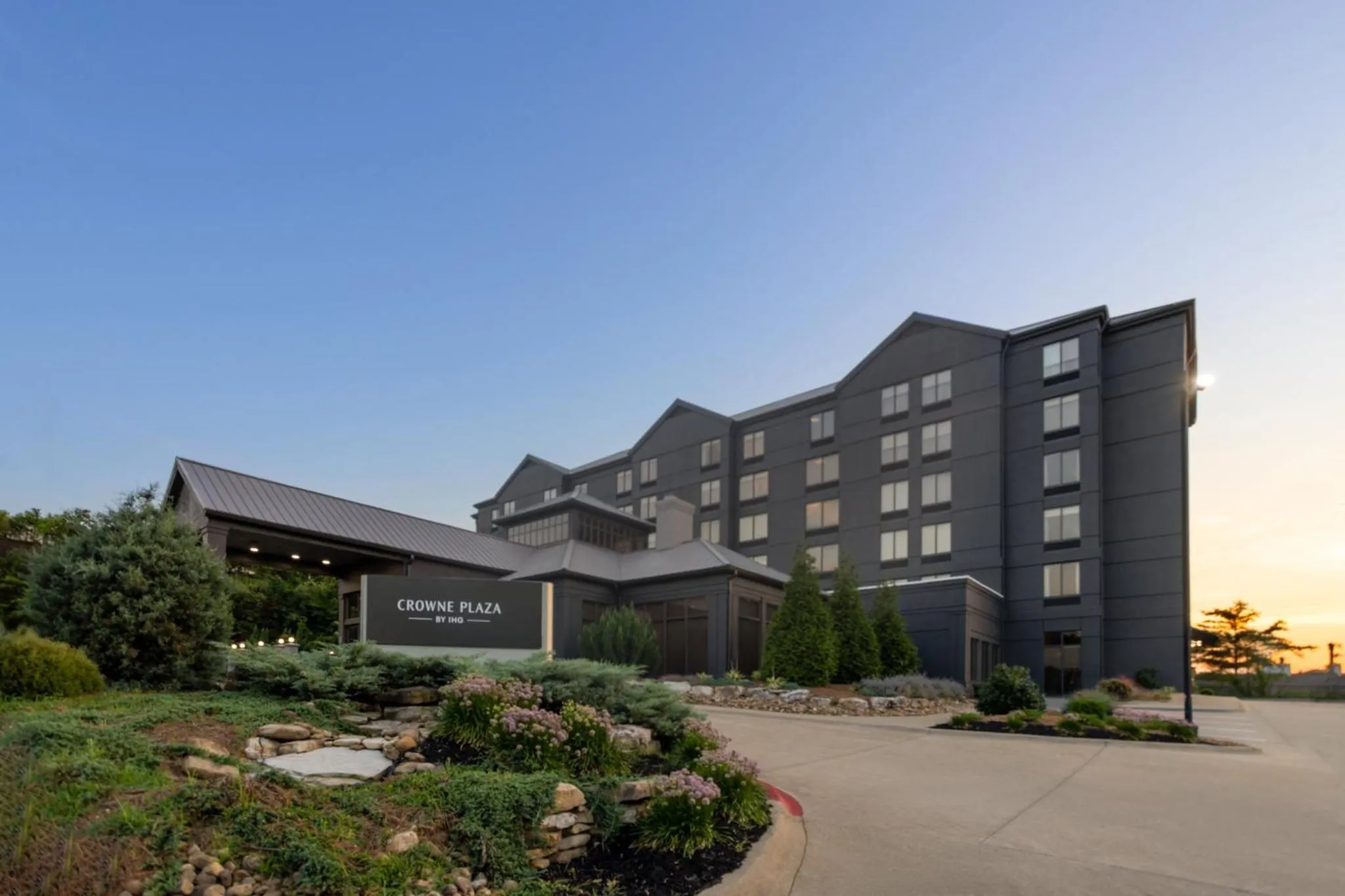Property building in Crowne Plaza Nashville Airport by IHG