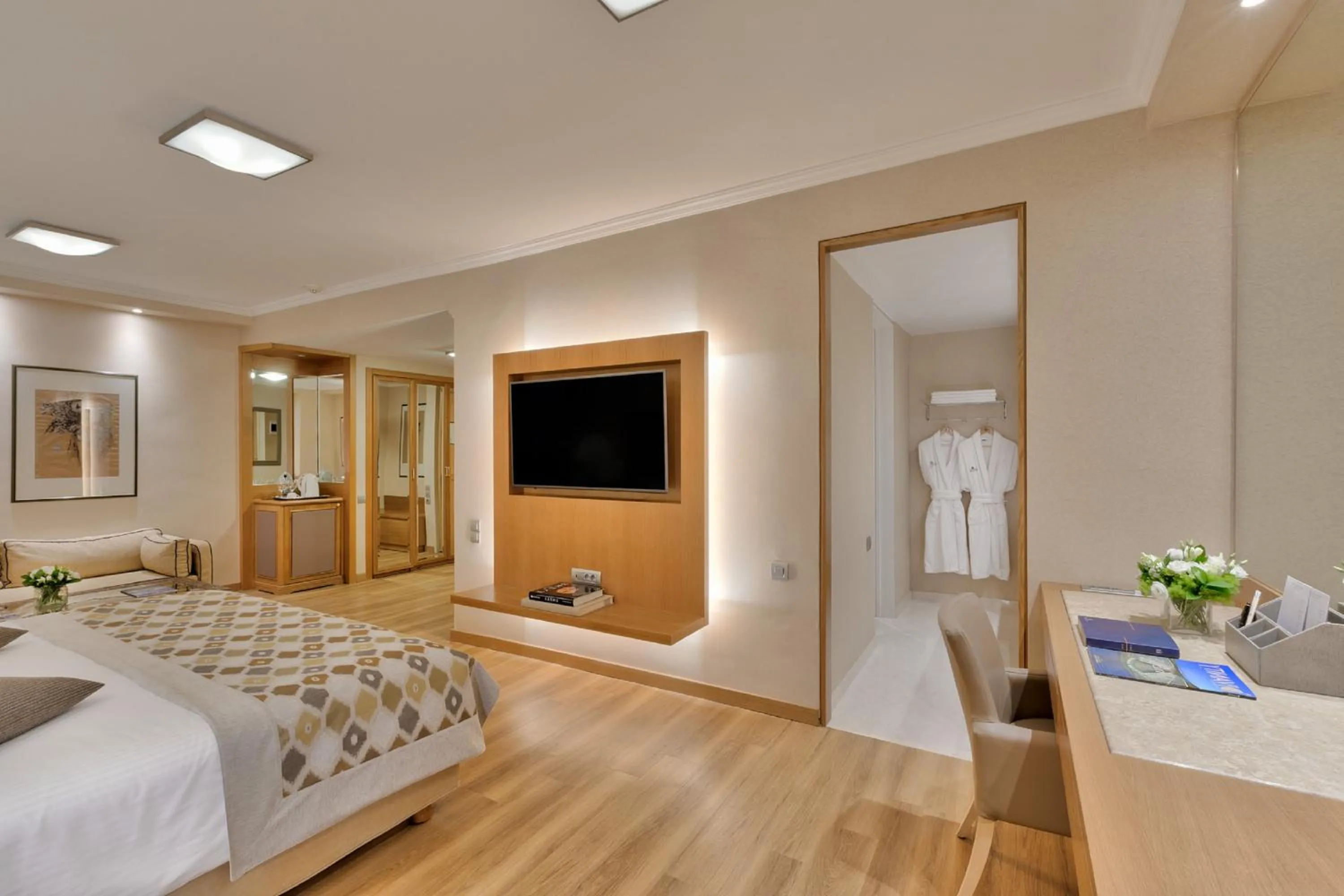 Shower, Bed in Divani Caravel