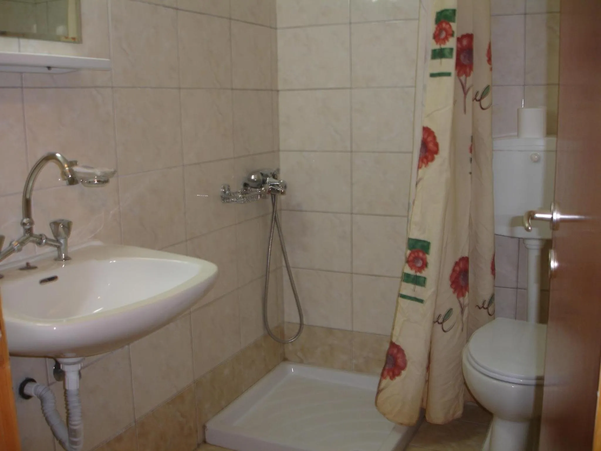 Shower in Hotel Inomaos