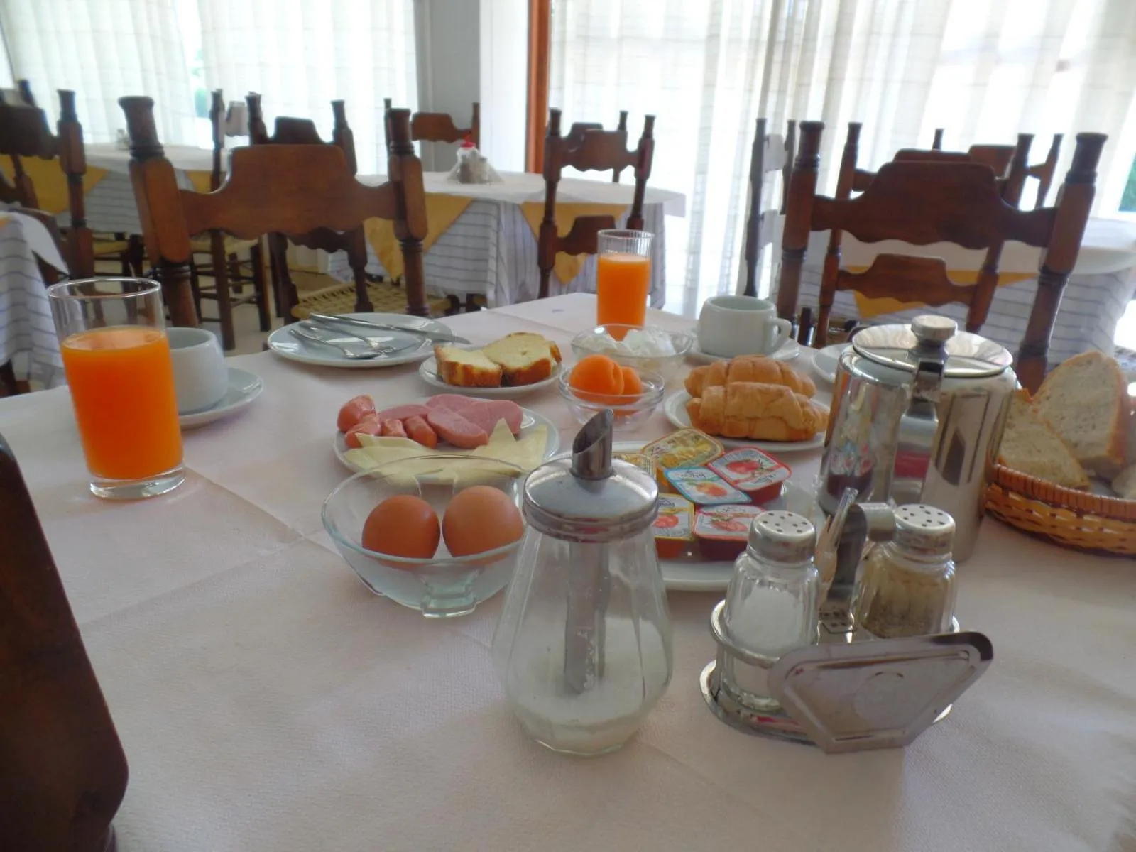 Dining area in Hotel Inomaos