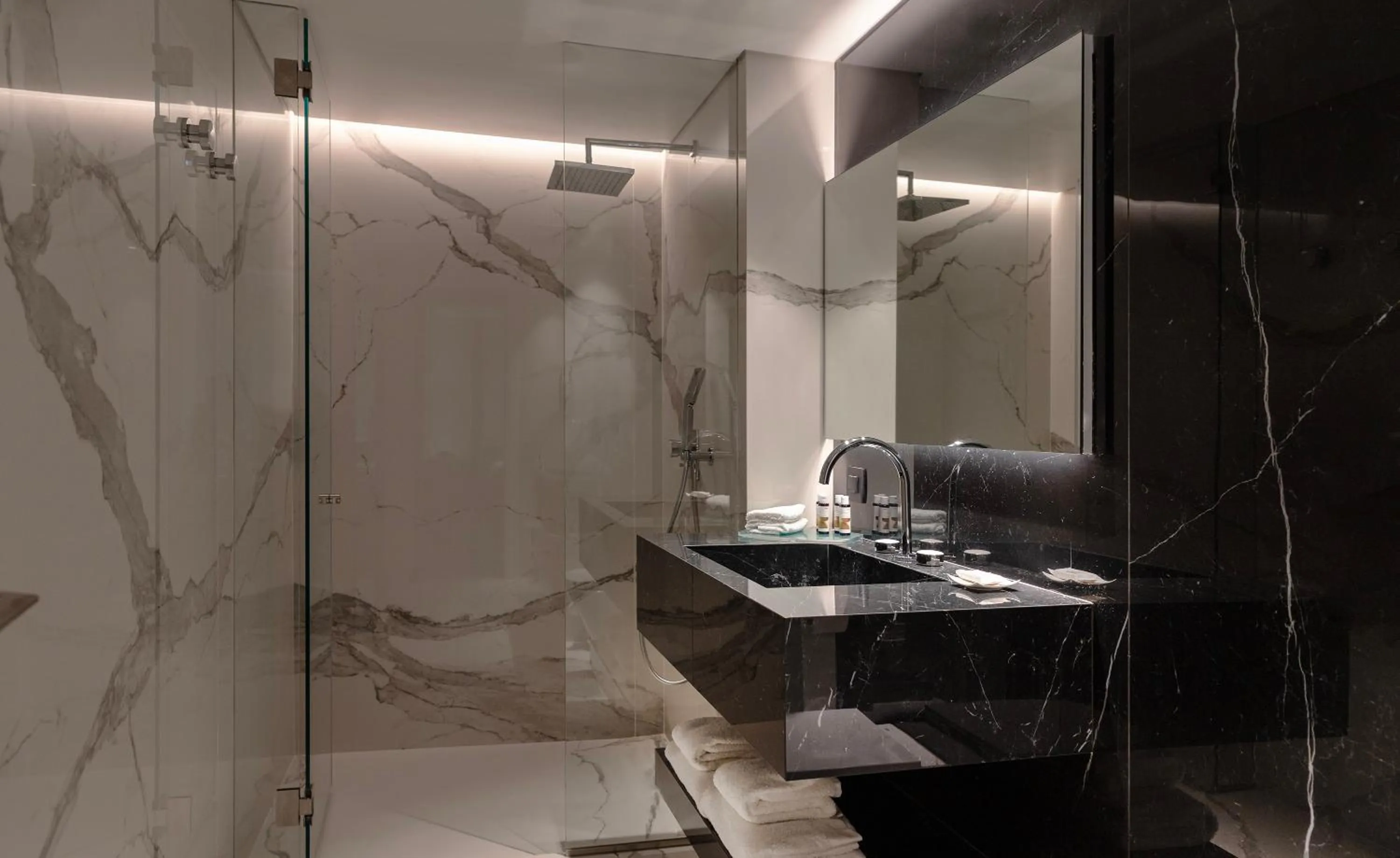 Shower in NJV Athens Plaza