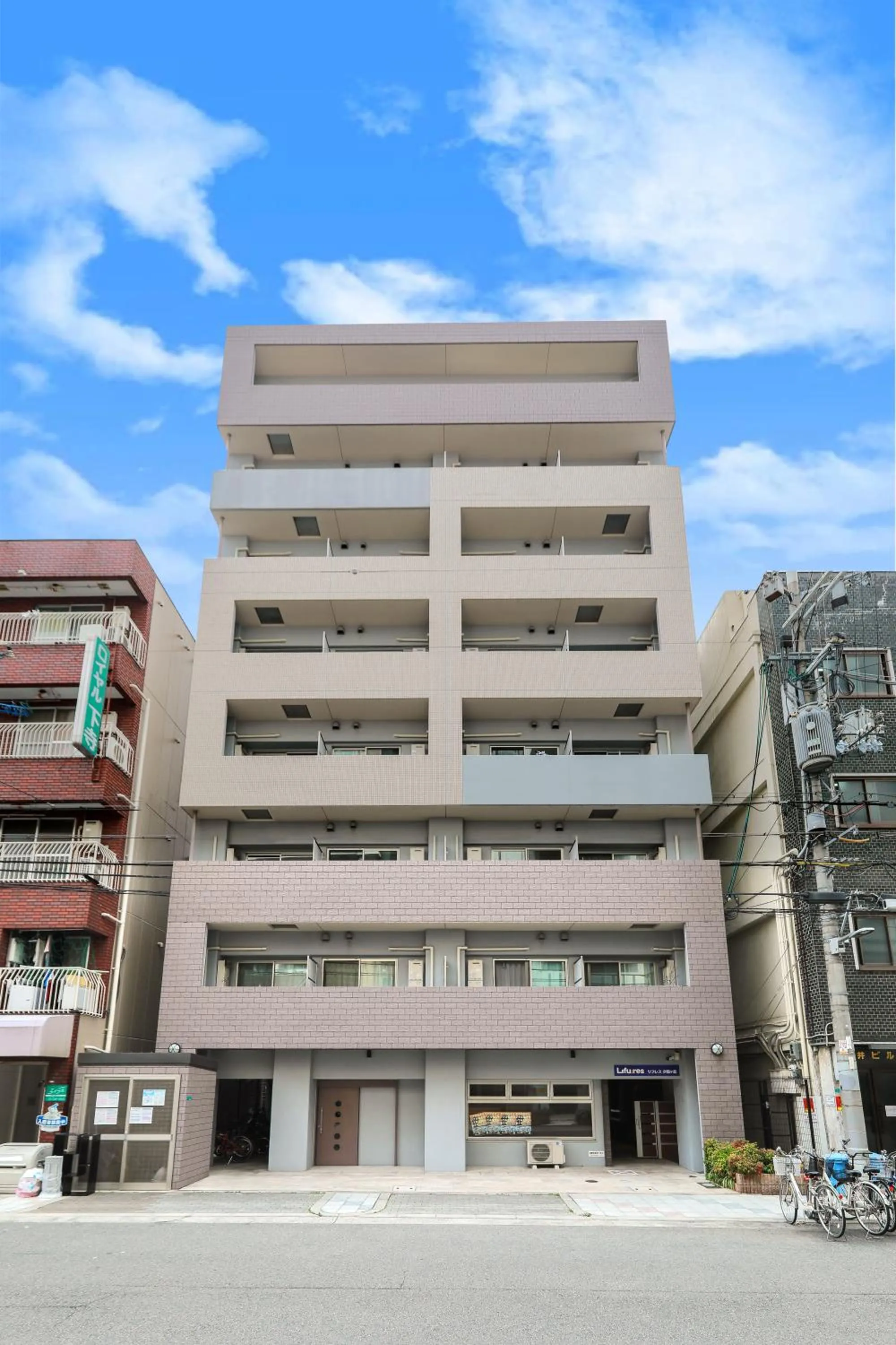 Property building in Ocean Nipponbashi Higashi