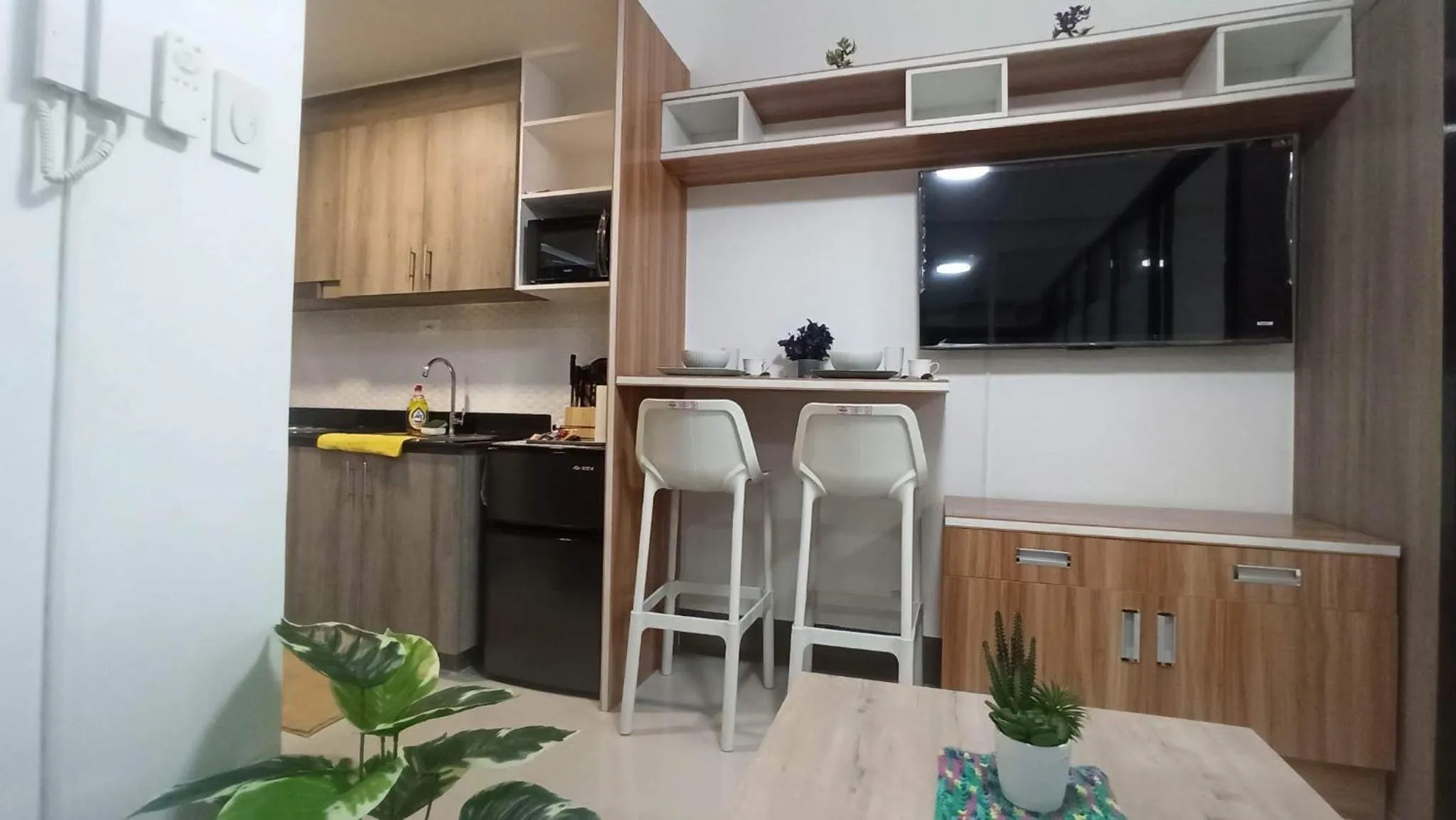 TV and multimedia in Cozy 1Br with Netflix & Balcony Pool View Condo