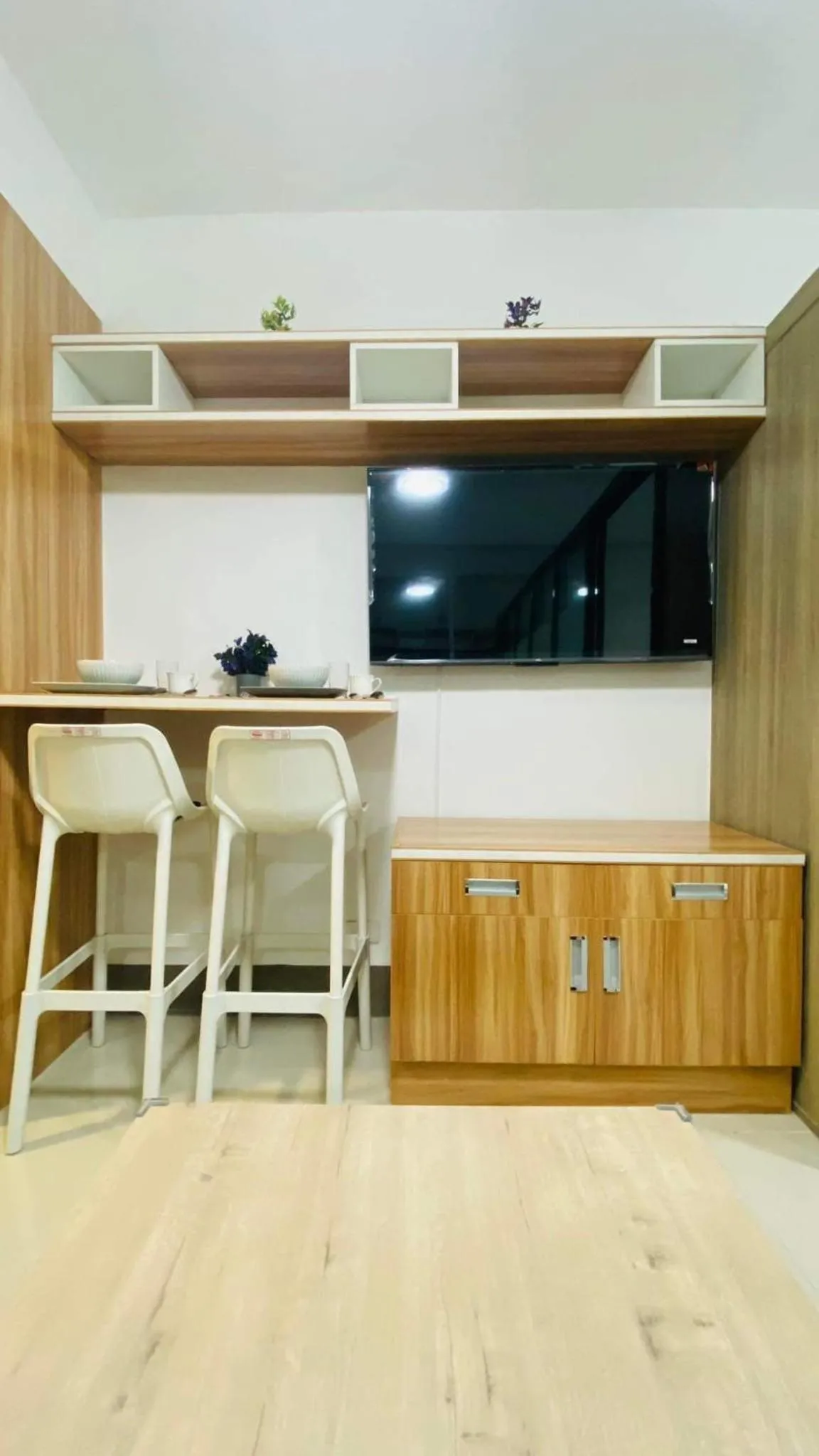 TV and multimedia in Cozy 1Br with Netflix & Balcony Pool View Condo