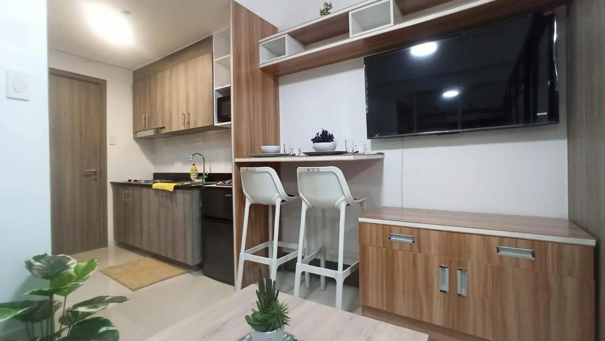 TV and multimedia in Cozy 1Br with Netflix & Balcony Pool View Condo