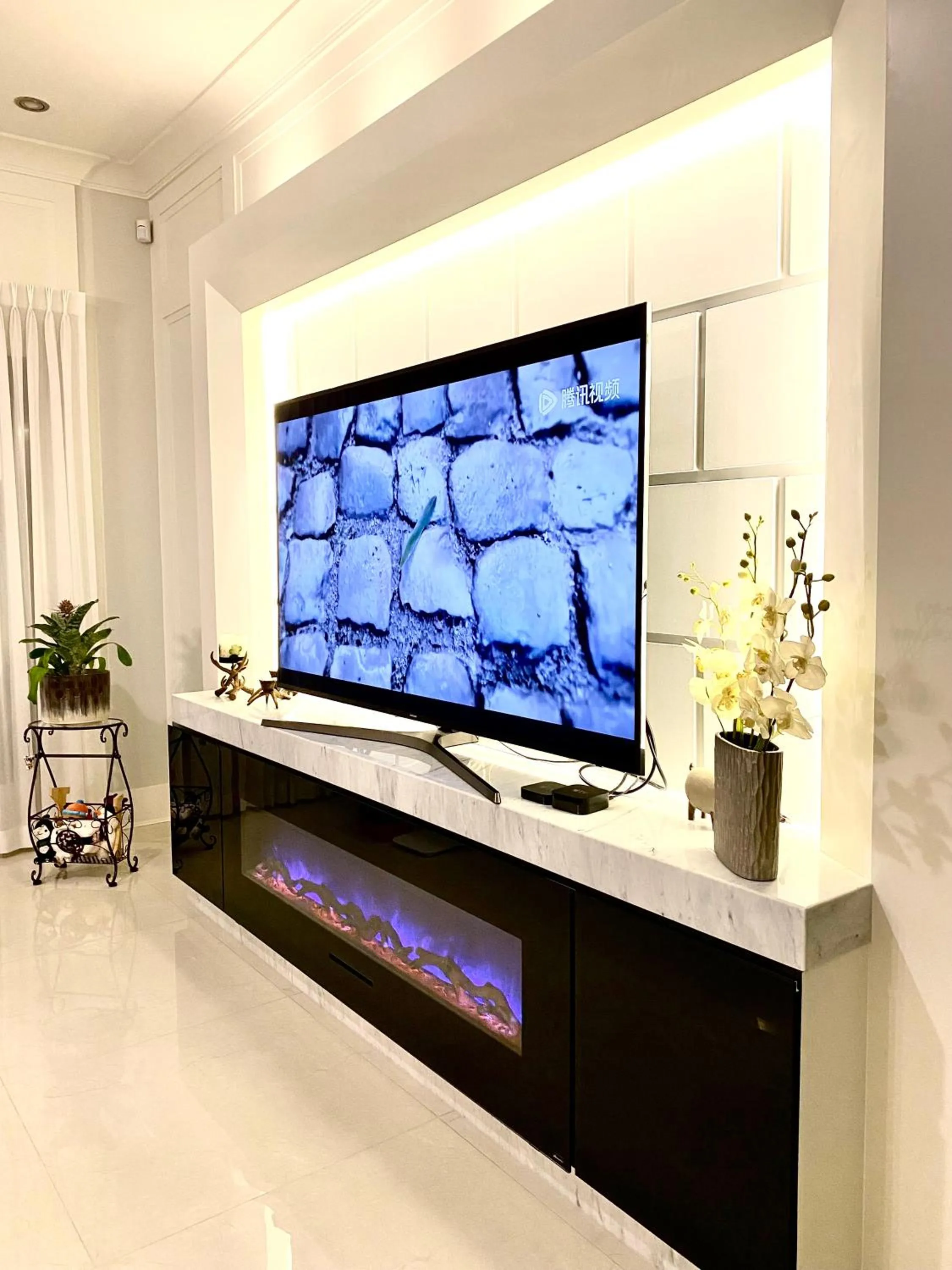Communal lounge/ TV room in Vancouver Shangrila House