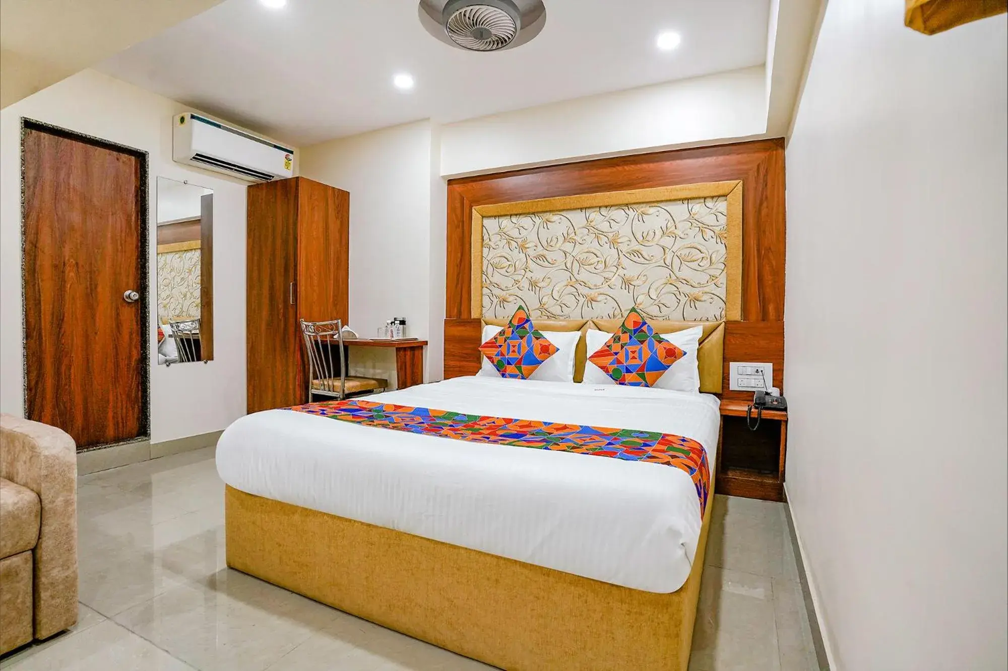 Photo of the whole room in FabExpress Alive - Nr Juhu Beach Photo of the whole room in FabExpress Alive - Nr Juhu Beach