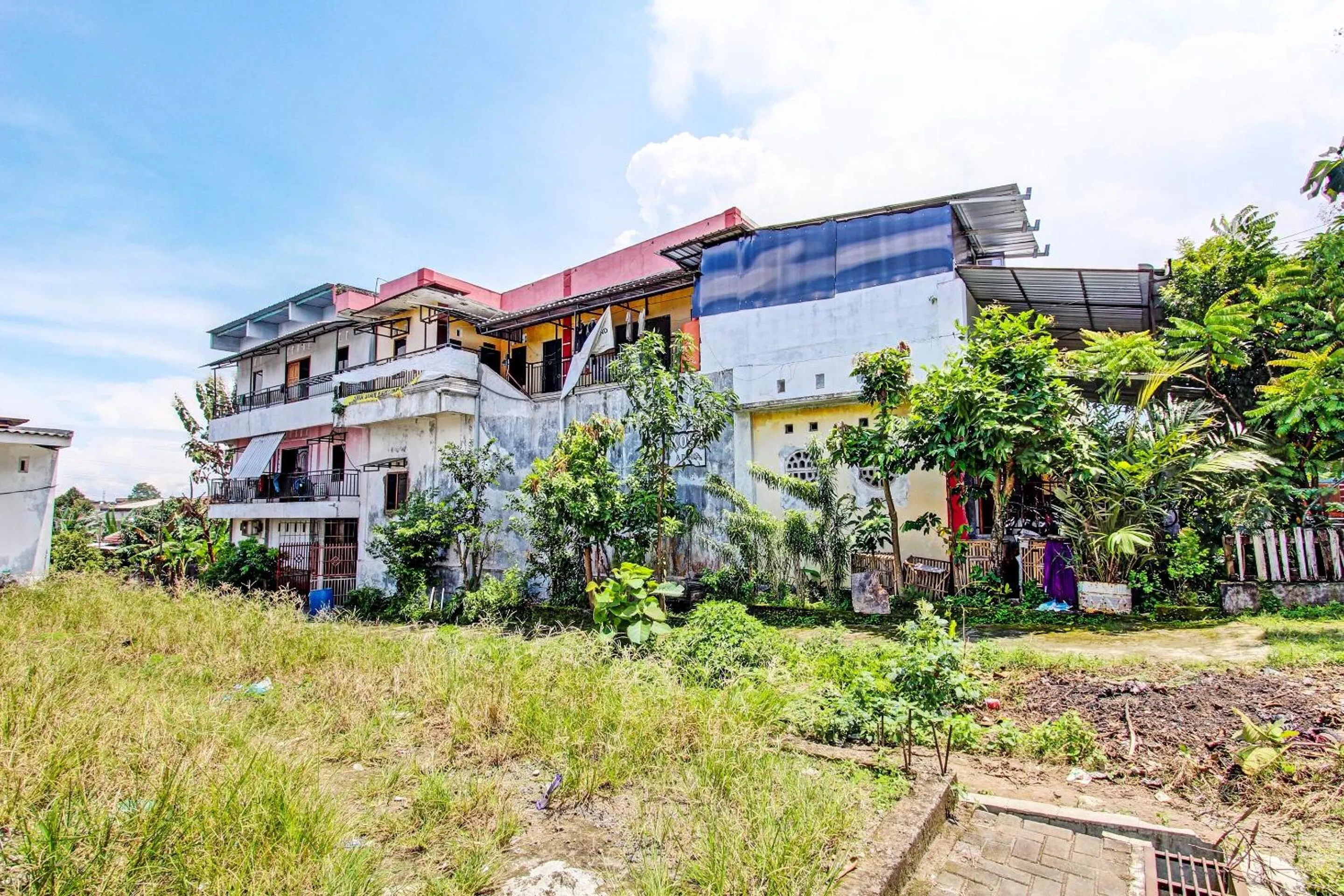 Facade/entrance in Hotel O Adinda Kost