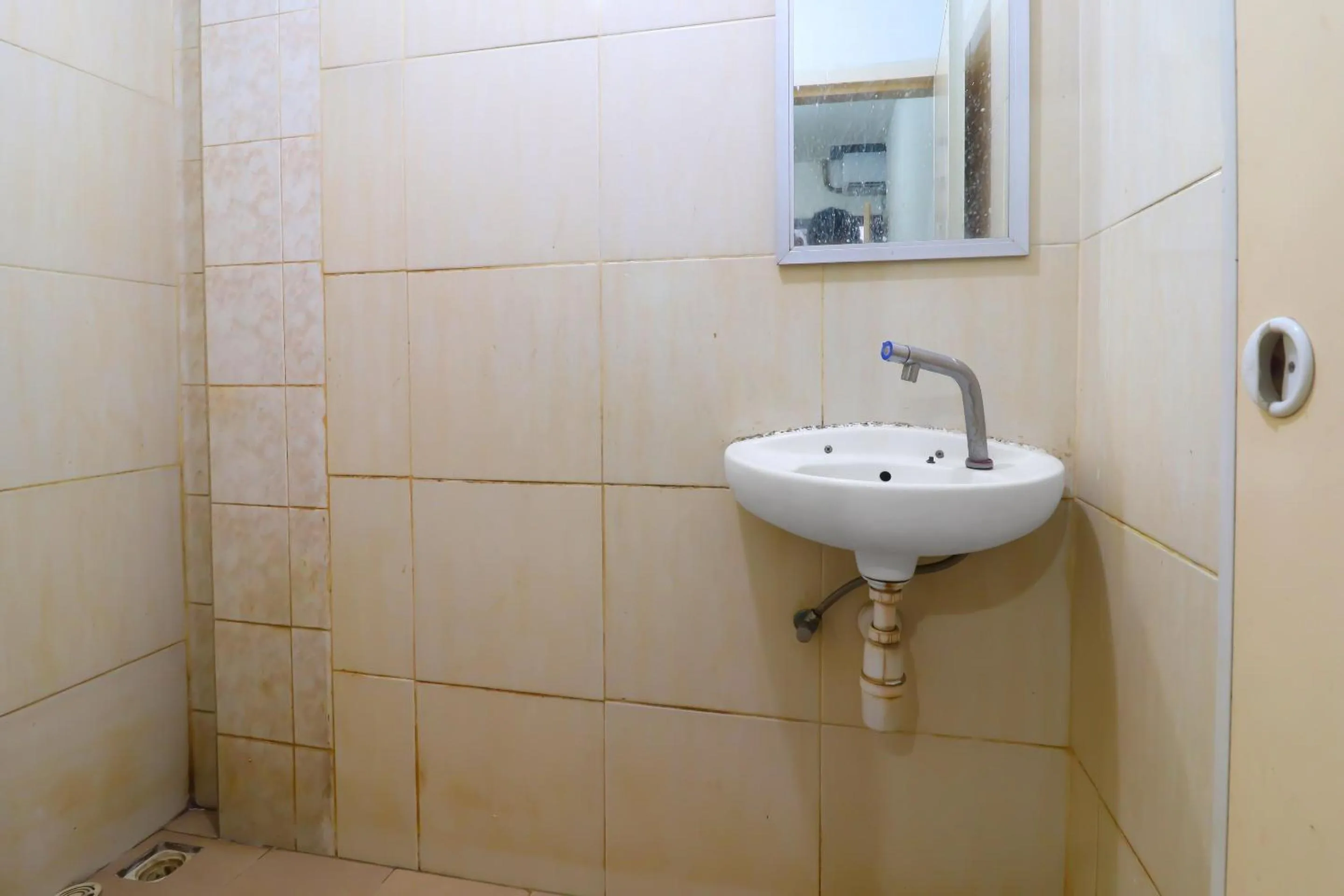 Bathroom in Hotel O Benteng Kost