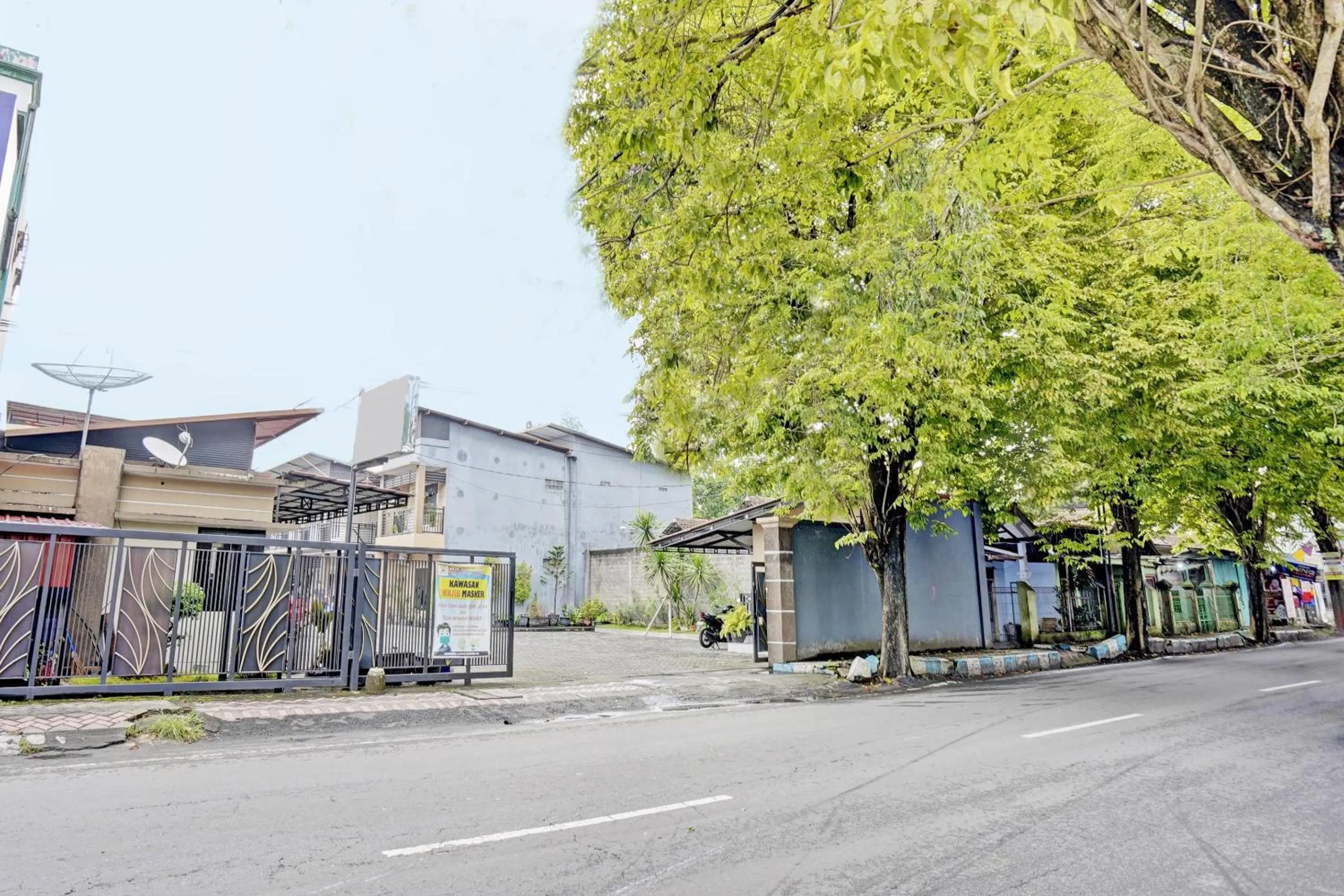 Facade/entrance in OYO Life 92190 Arya Guest House