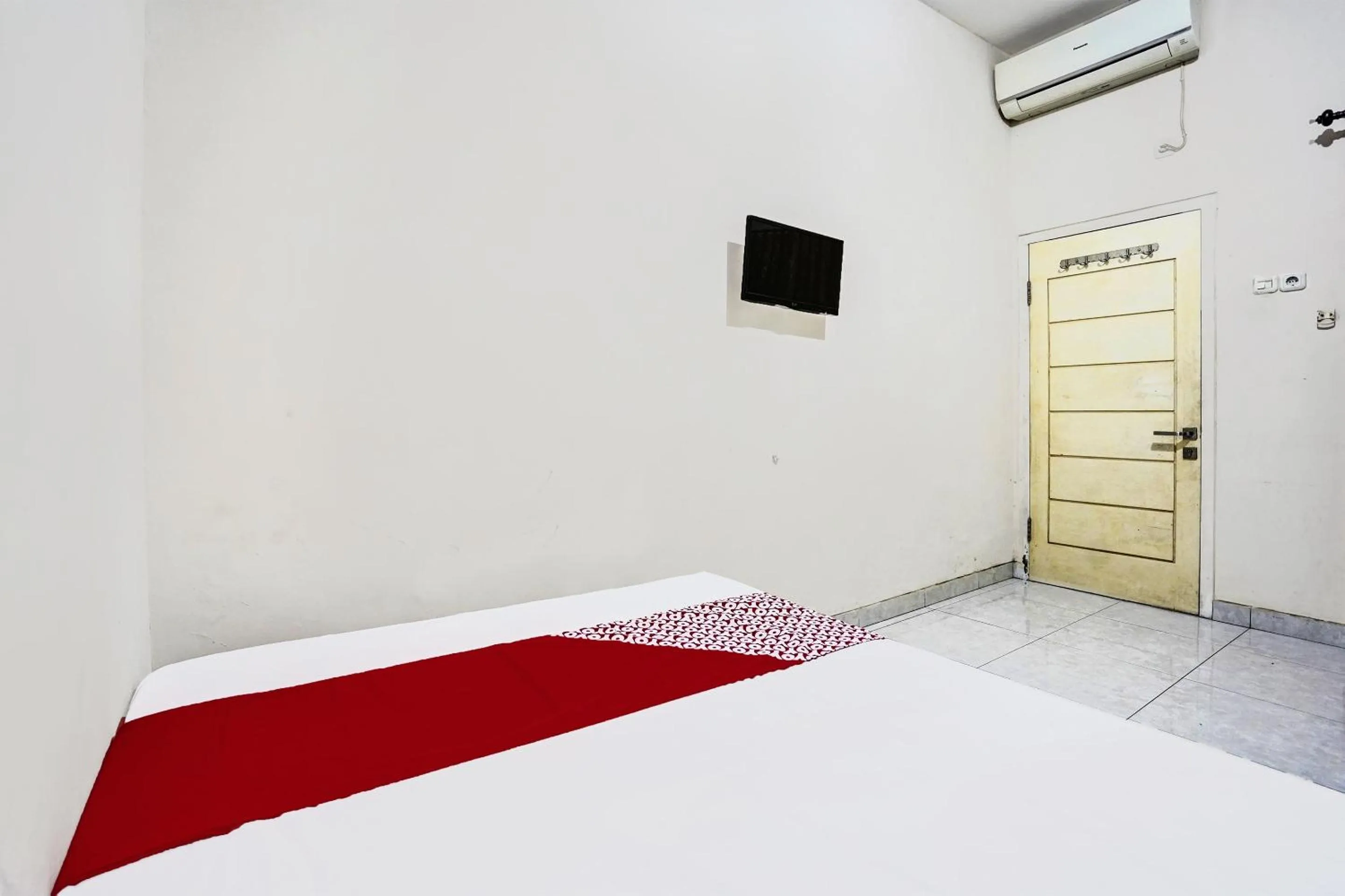 Bedroom, Bed in OYO Life 92190 Arya Guest House