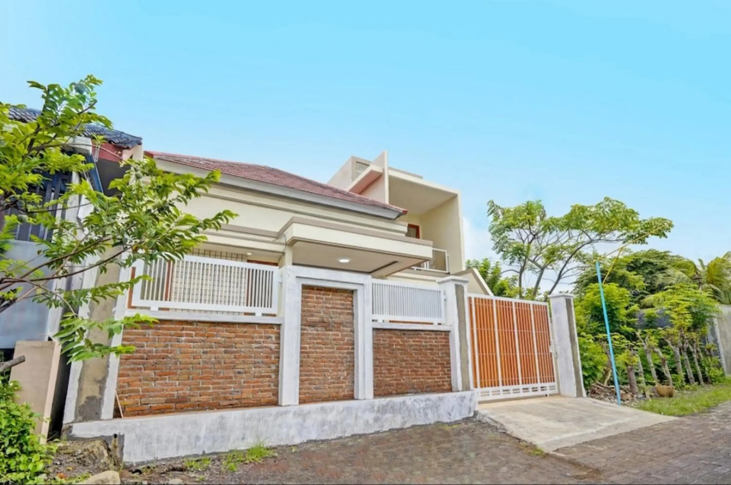 Property building in Kanggo Riko Family Homestay Mitra Reddoorz Property building in Kanggo Riko Family Homestay Mitra Reddoorz