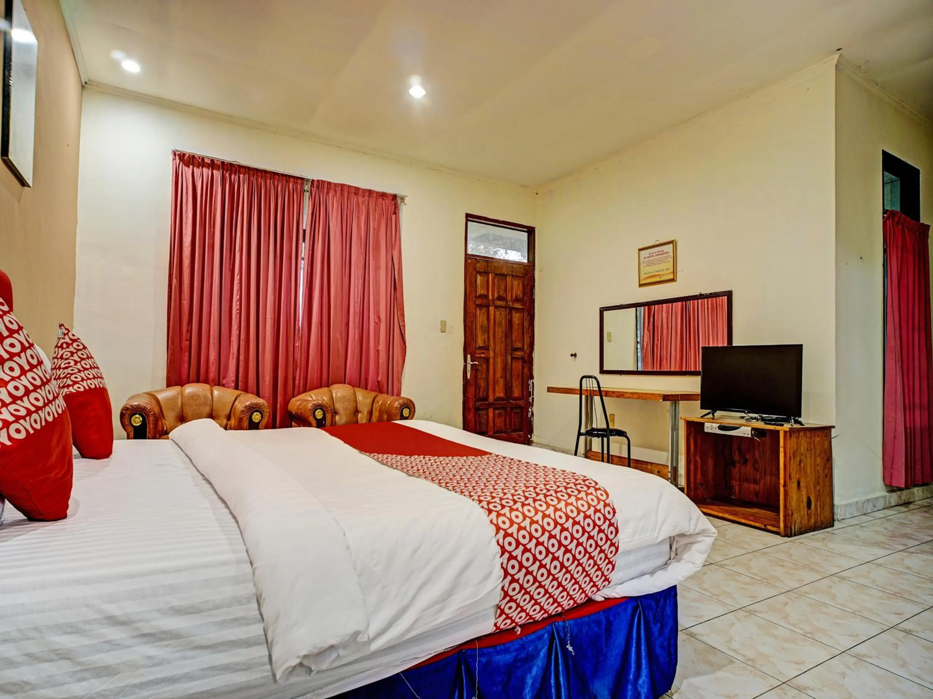 Bedroom in Capital O 92214 Beristera Hotel