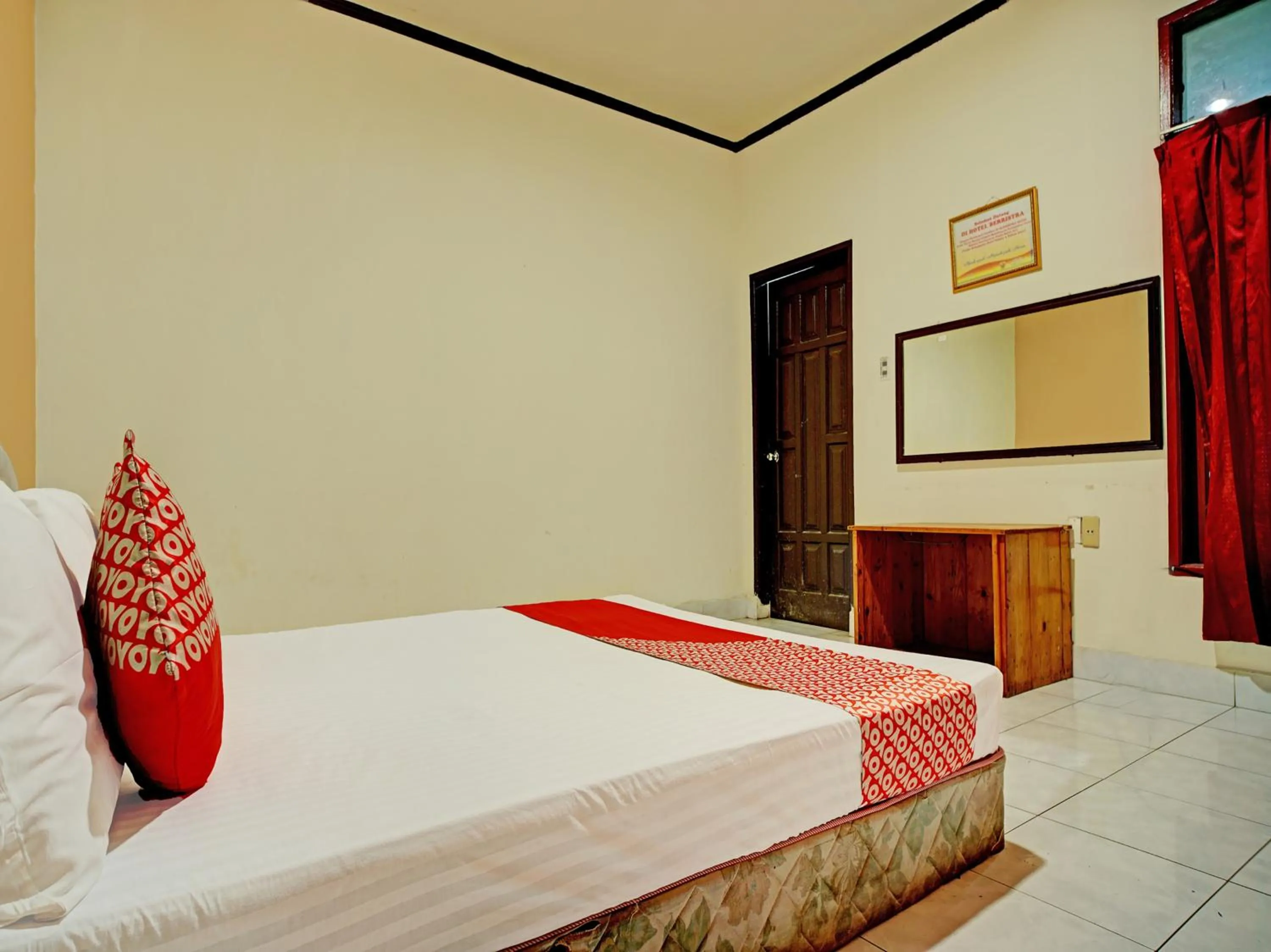 Bedroom in Capital O 92214 Beristera Hotel