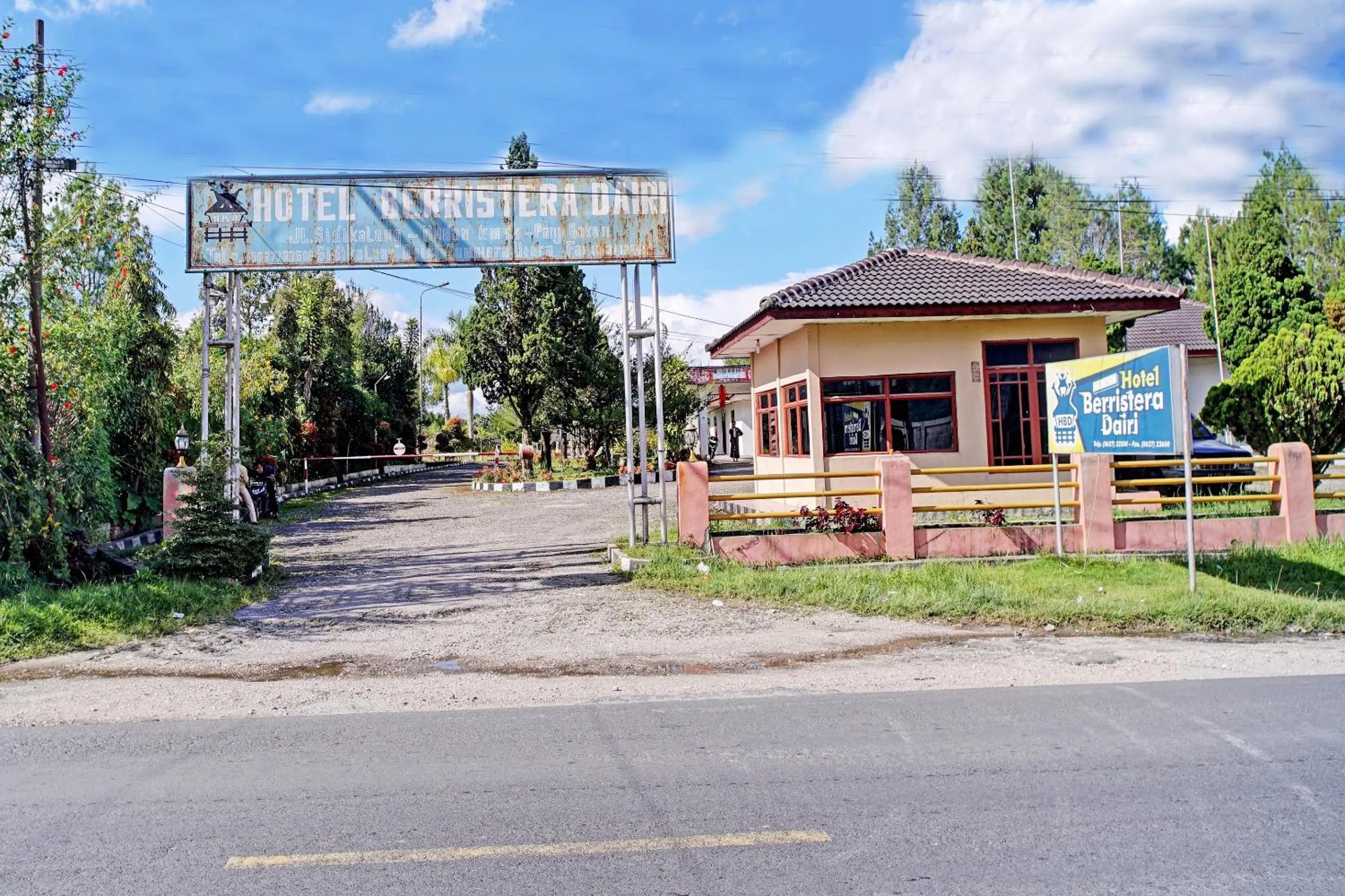 Facade/entrance in Capital O 92214 Beristera Hotel