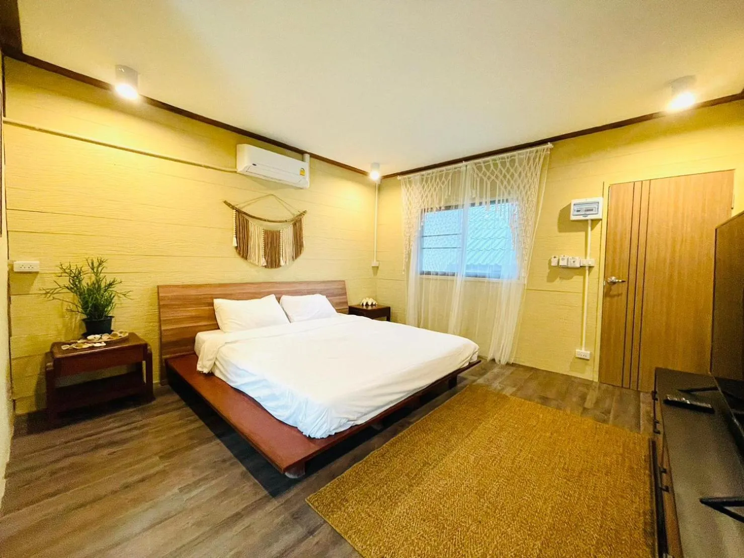 Photo of the whole room, Bed in U're Holitel