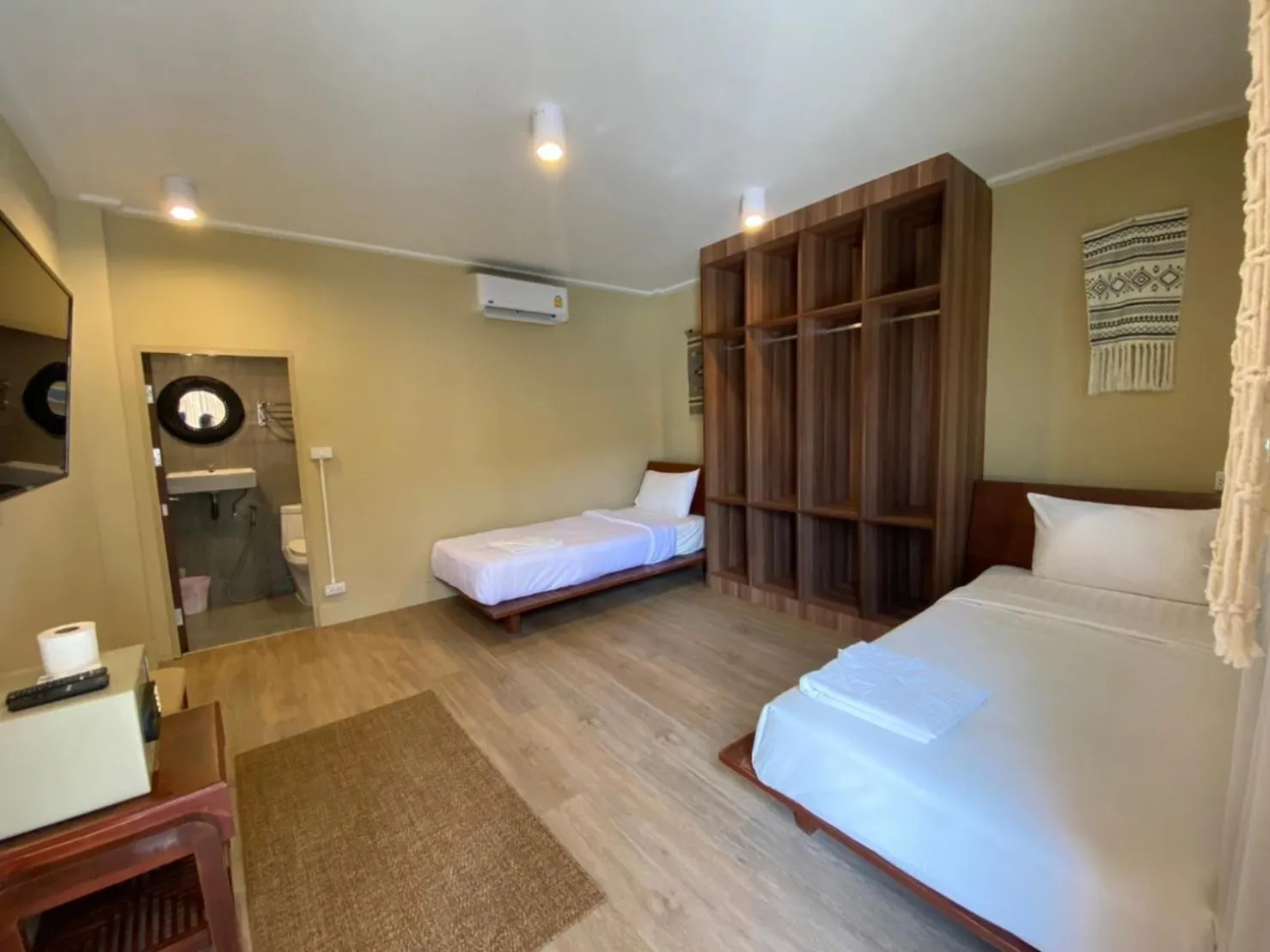 Photo of the whole room, Bed in U're Holitel