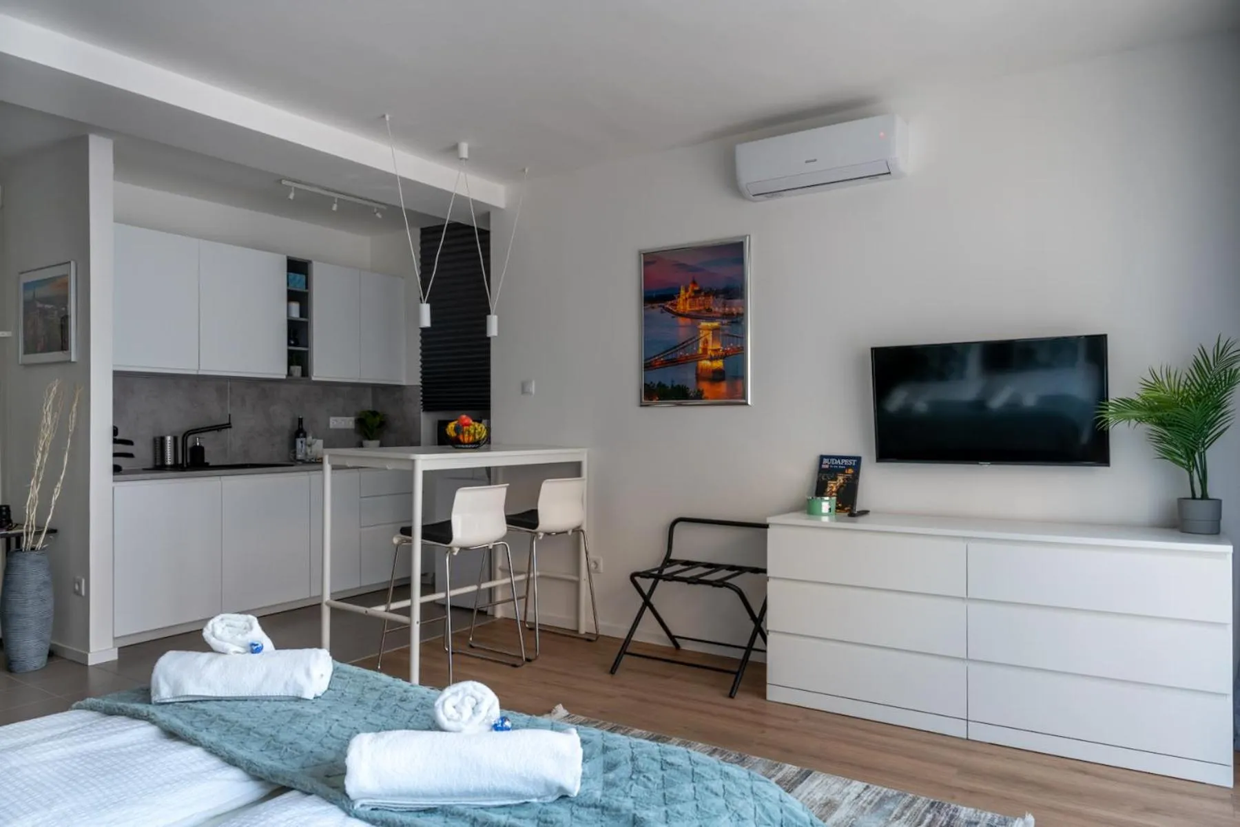 Photo of the whole room, Bed in Home sweet Home