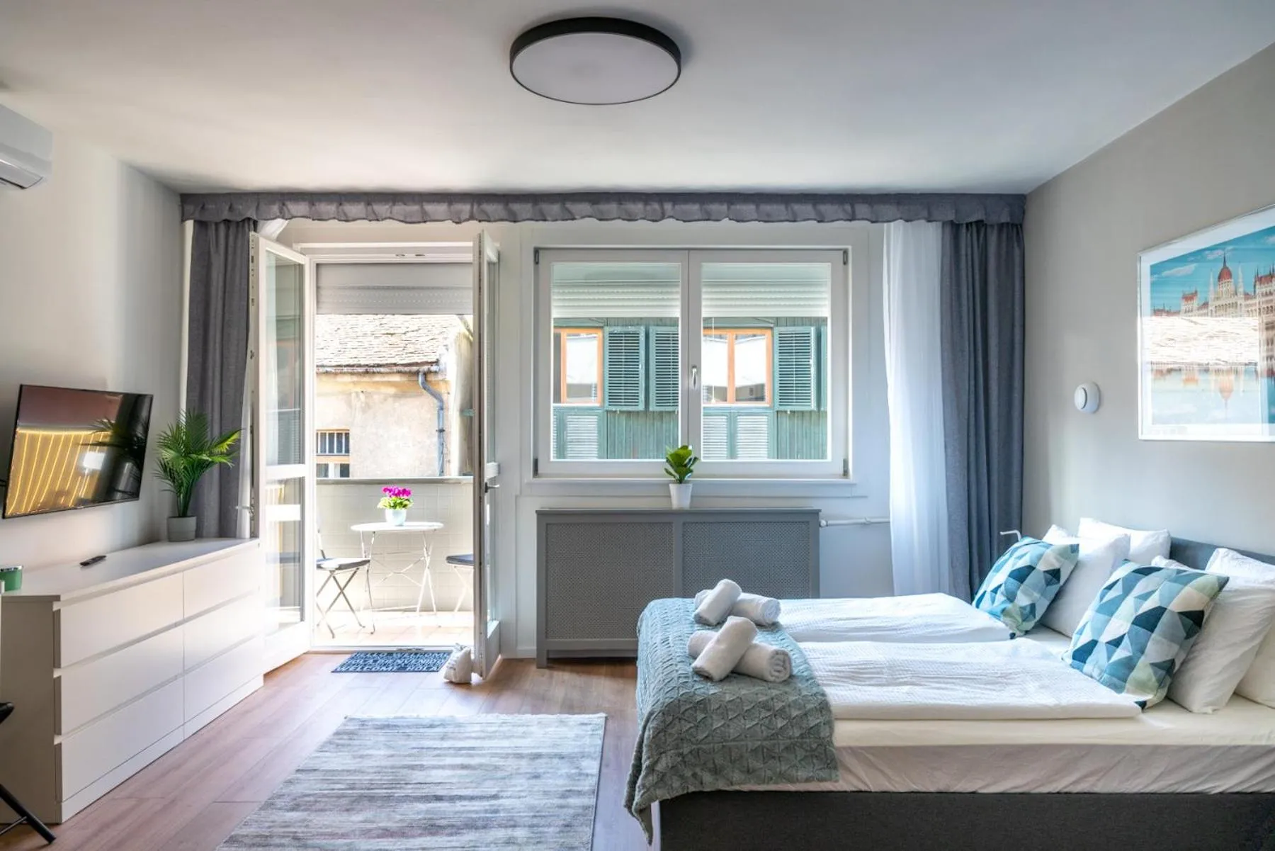 Photo of the whole room, Bed in Home sweet Home