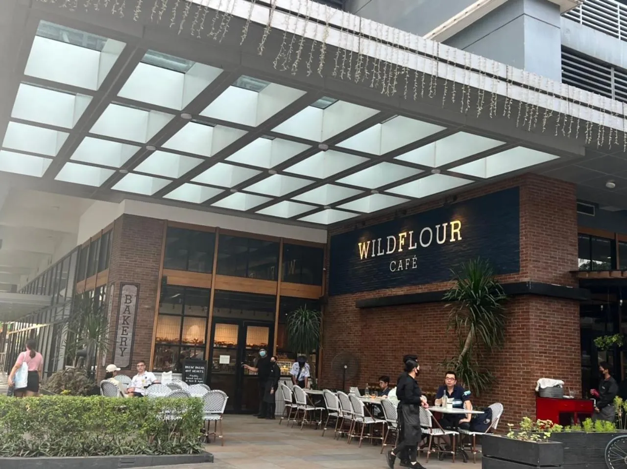 Restaurant/places to eat in Uptown Parksuites II