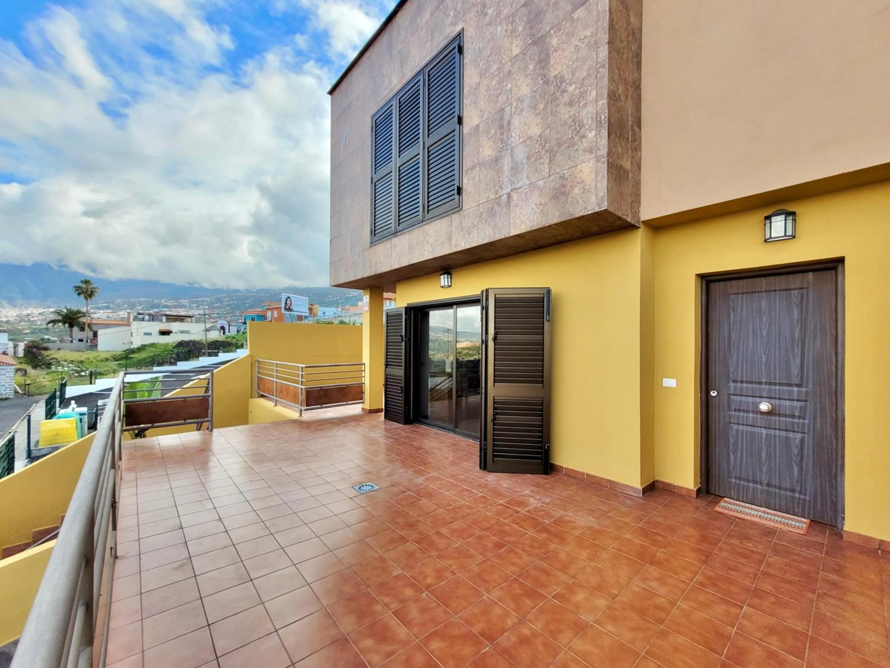 Facade/entrance in Los Briones