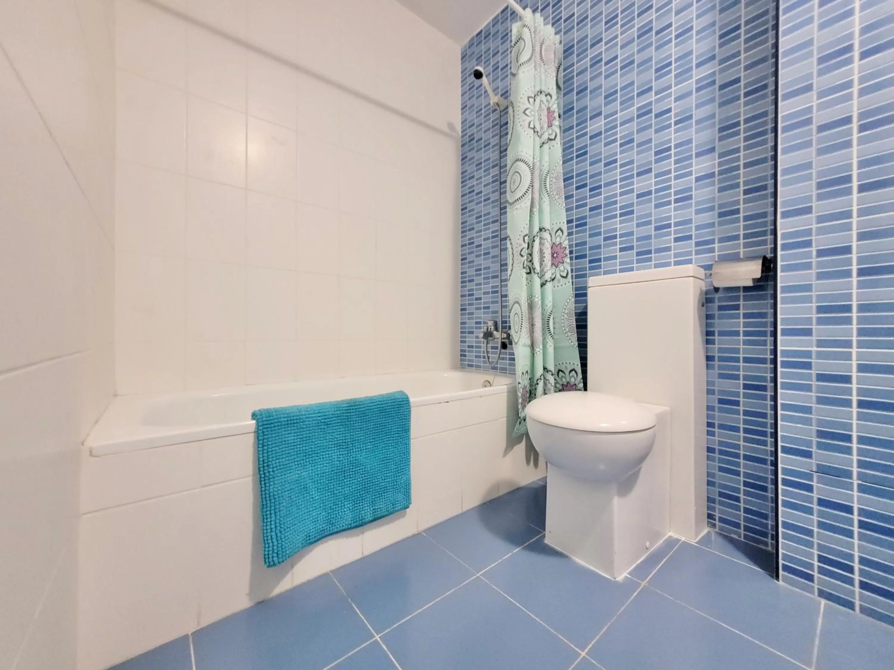 Shower in Los Briones