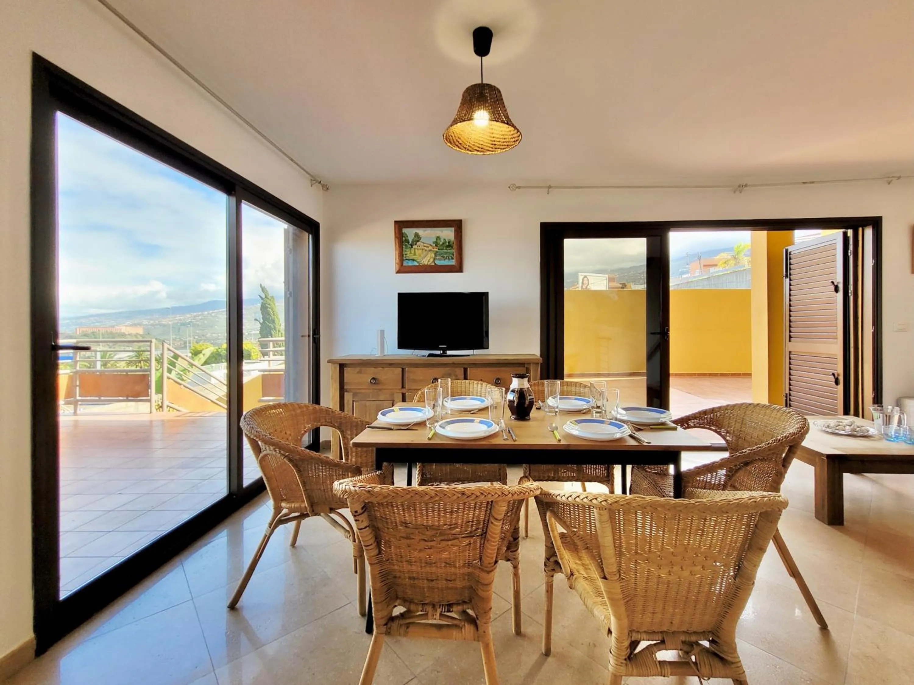 TV and multimedia in Los Briones