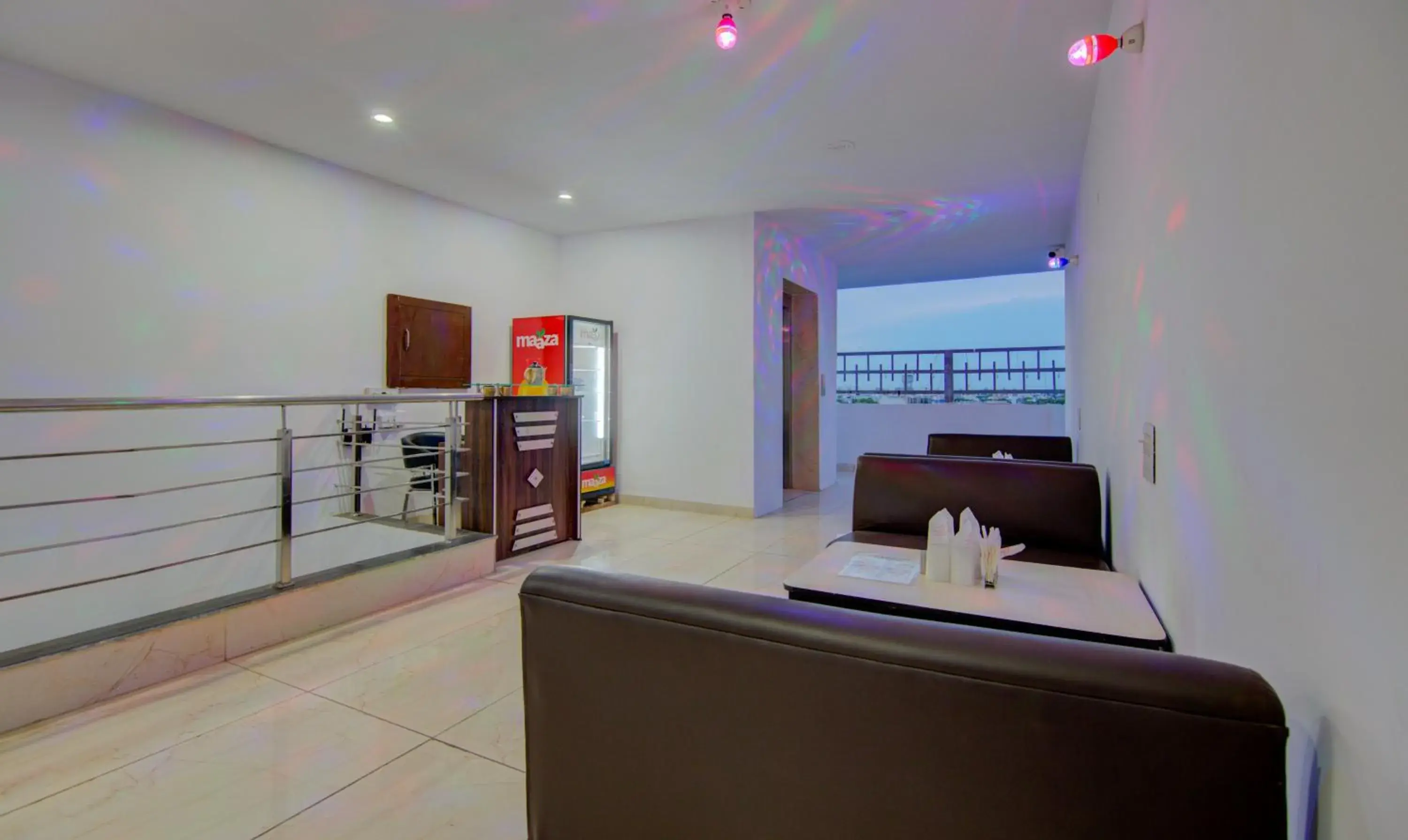 Restaurant/places to eat, Bed in Treebo The King Mohali Restaurant/places to eat, Bed in Treebo The King Mohali