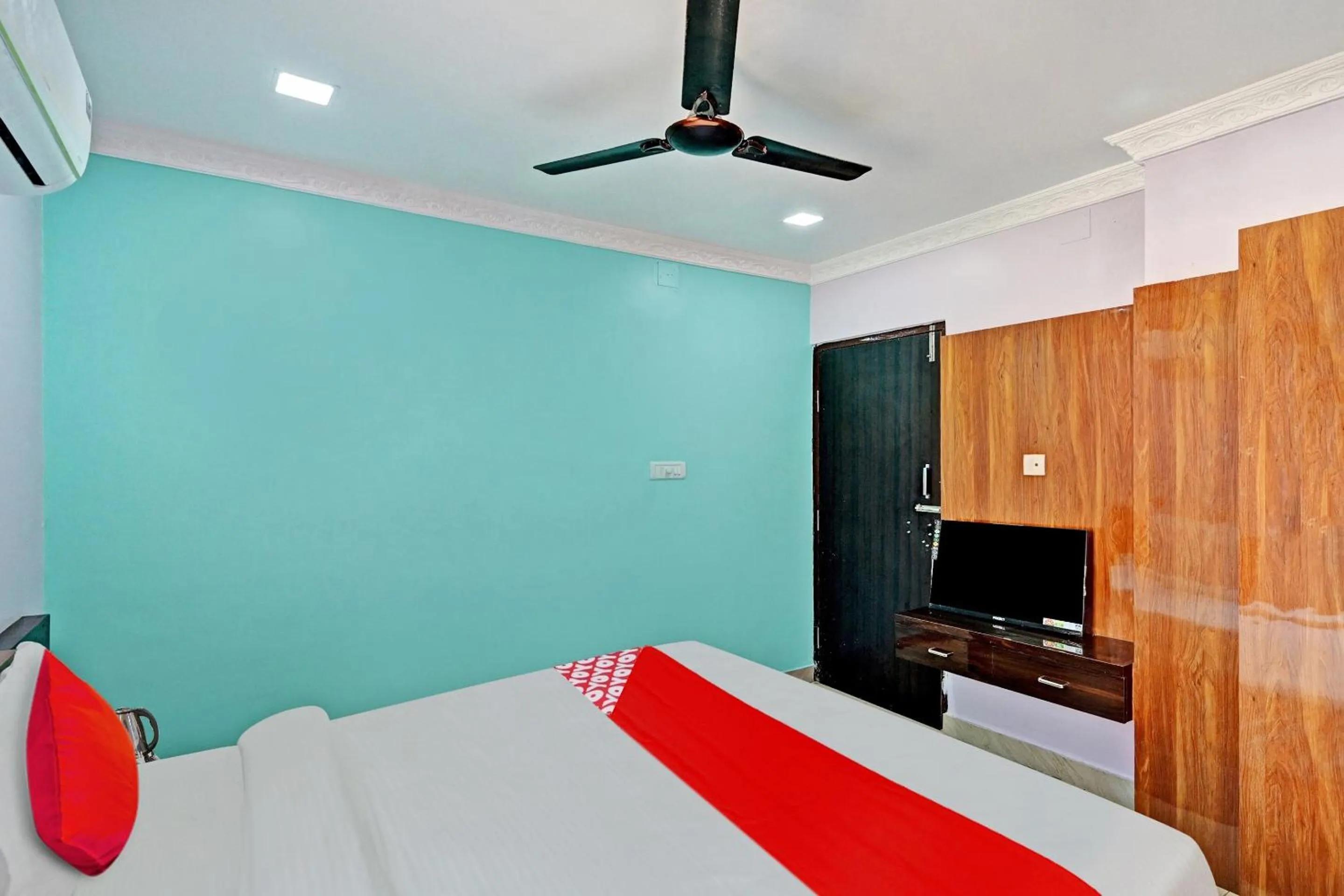 Bathroom in Hotel O Hi5 Days Inn Premium