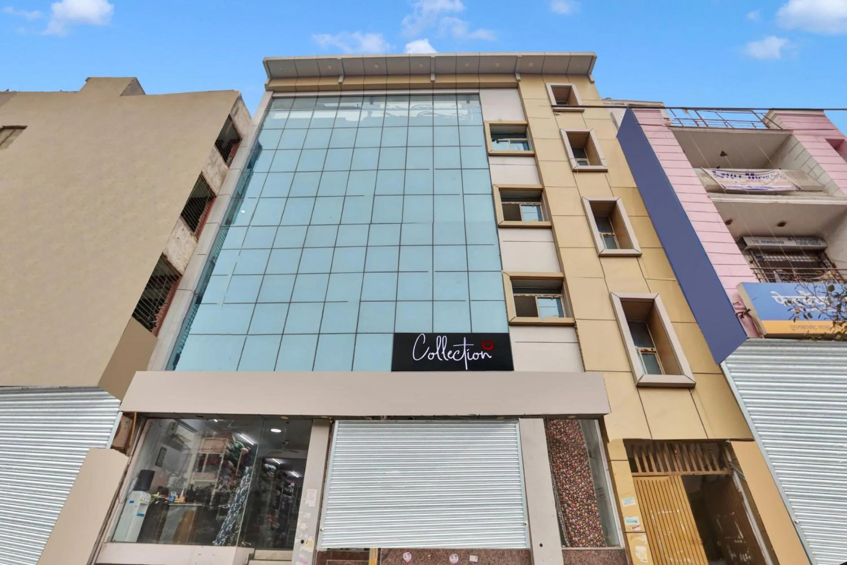 Facade/entrance in Townhouse THE ARROW Near Lotus Temple