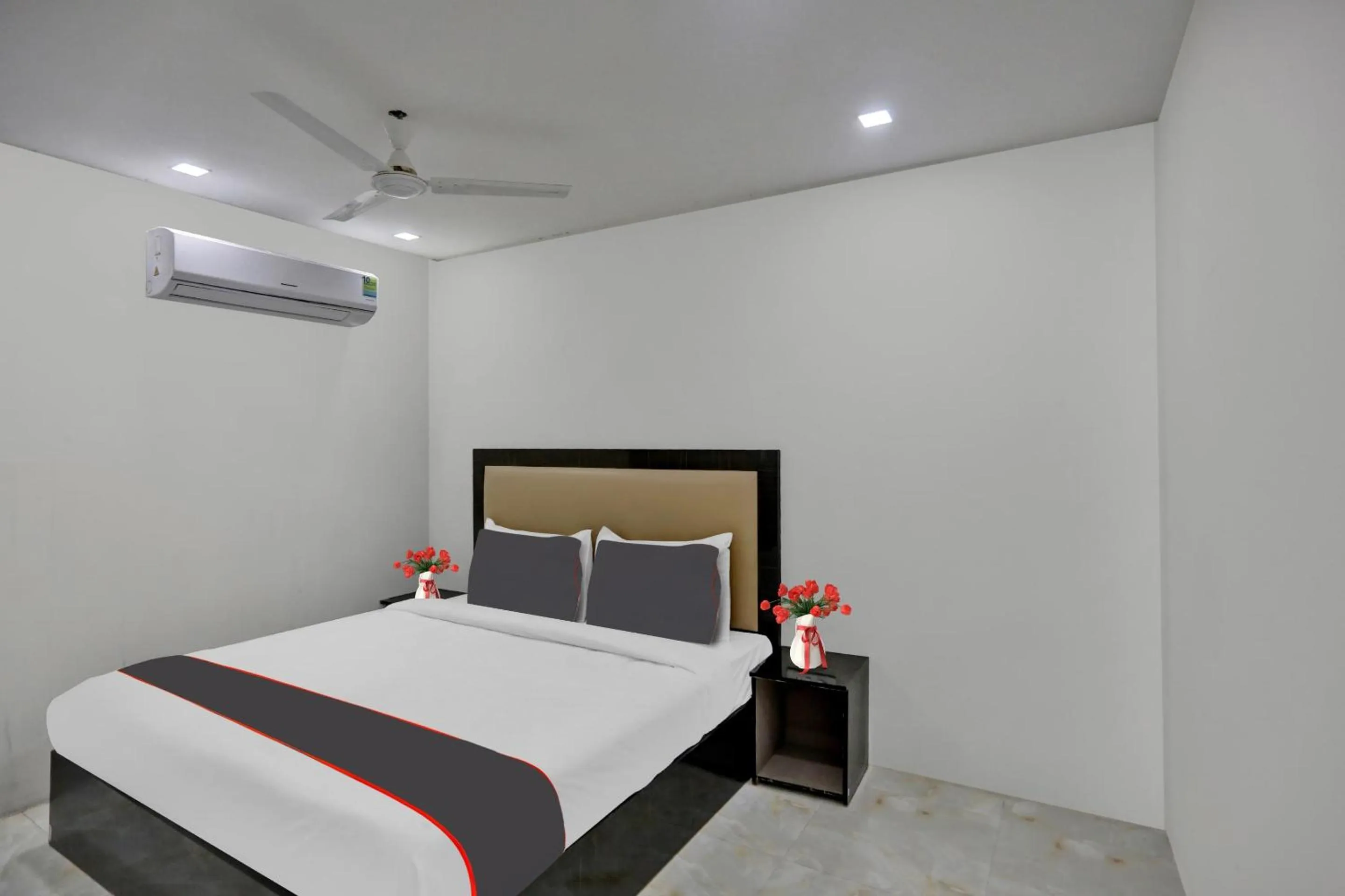 Bedroom, Bed in Townhouse THE ARROW Near Lotus Temple