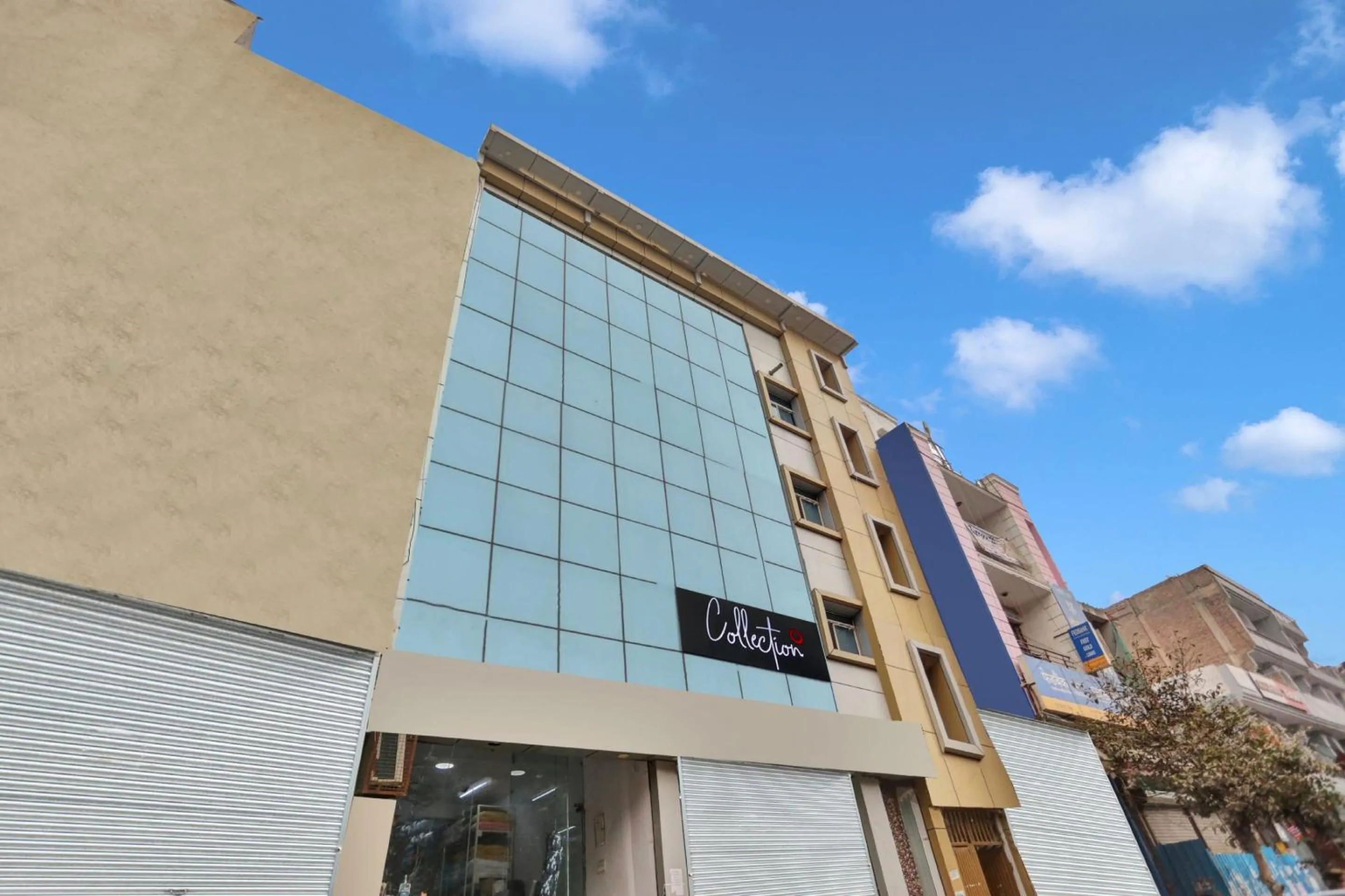 Facade/entrance in Townhouse THE ARROW Near Lotus Temple