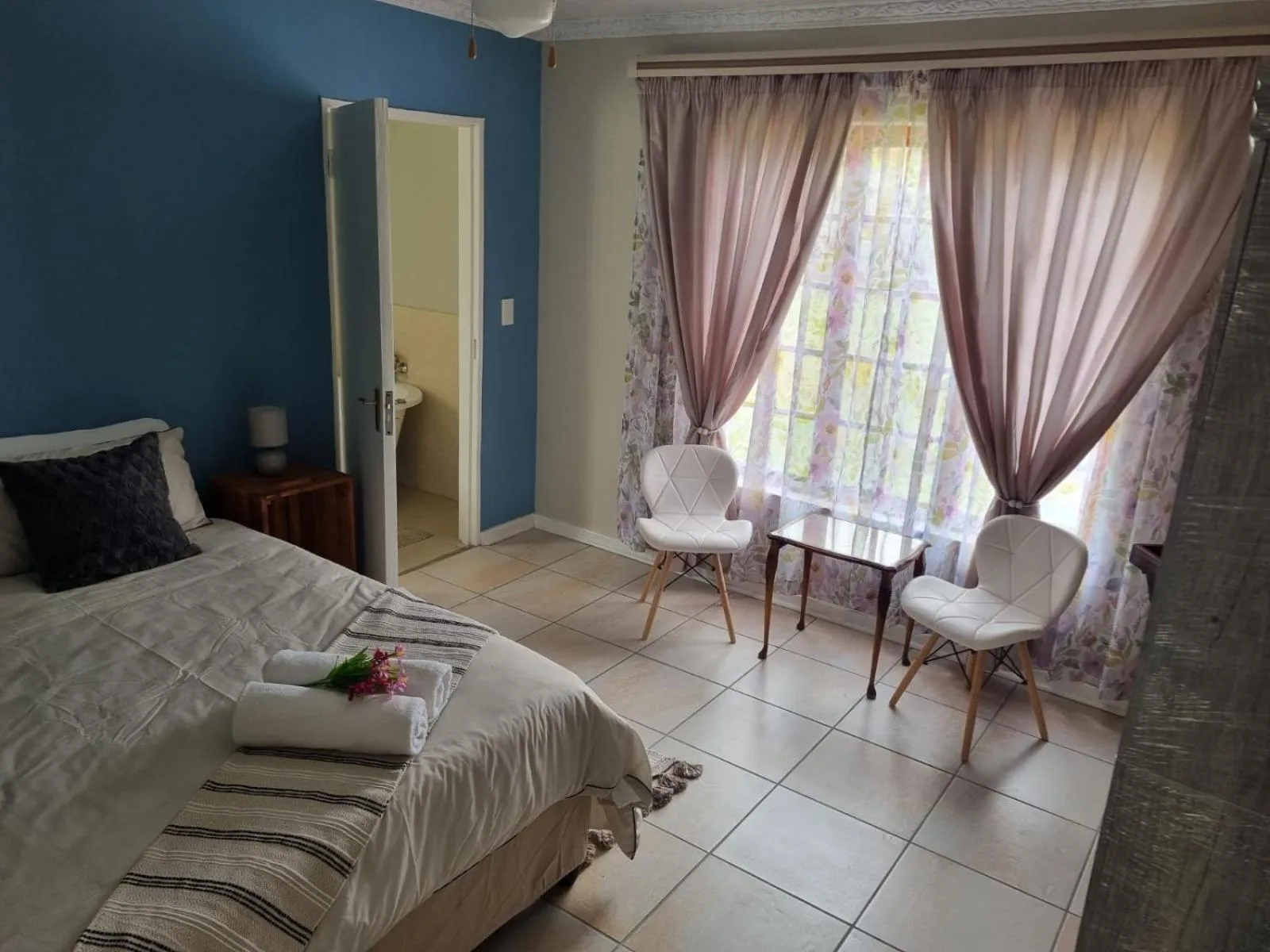 Photo of the whole room, Bed in La Maison on Vaal Bed and Breakfast