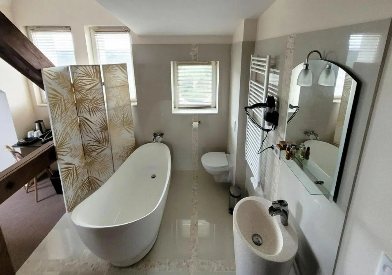 Toilet in Hôtel L'Orée des plages