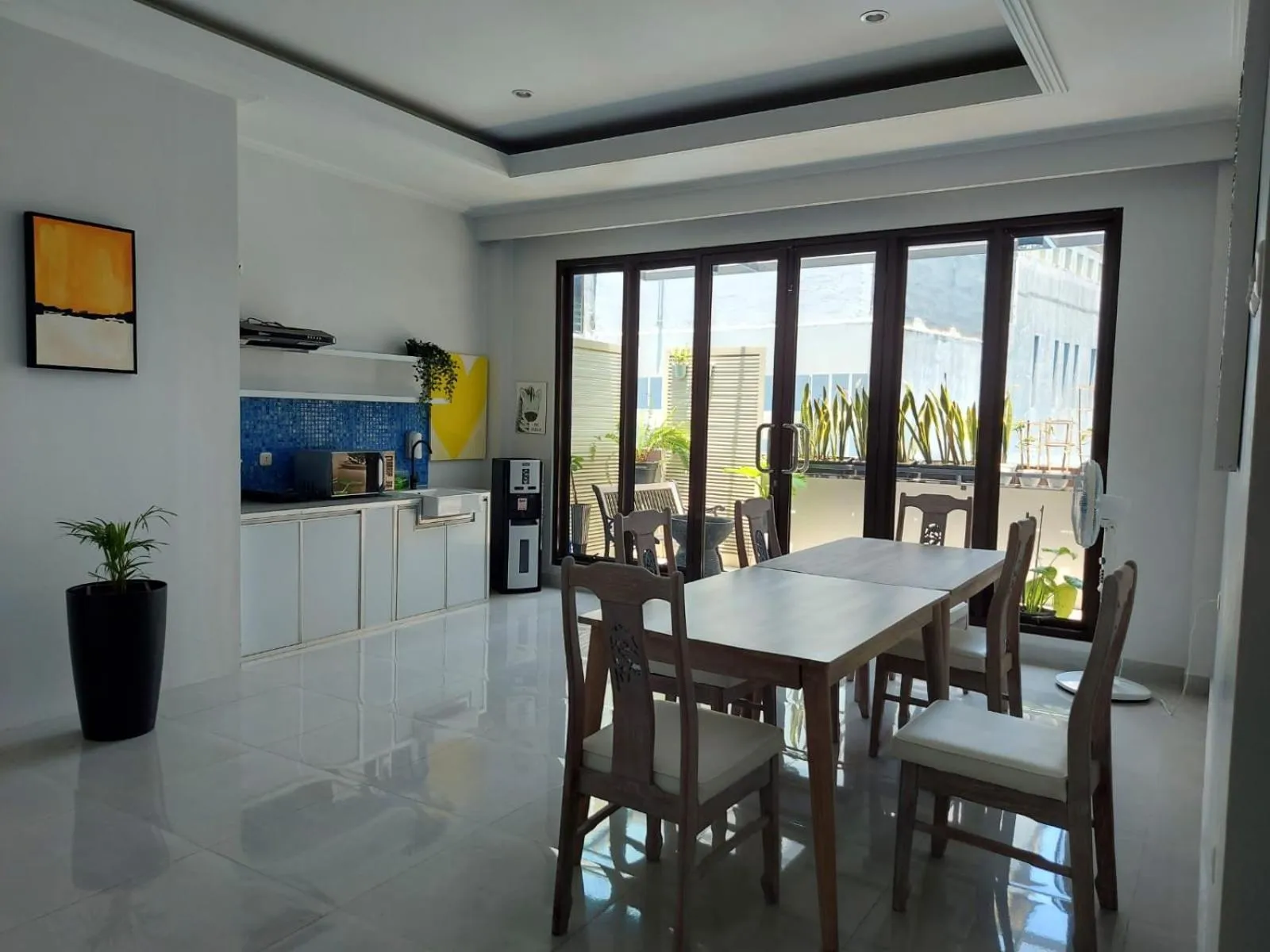 Restaurant/places to eat in Atap Biru Residence