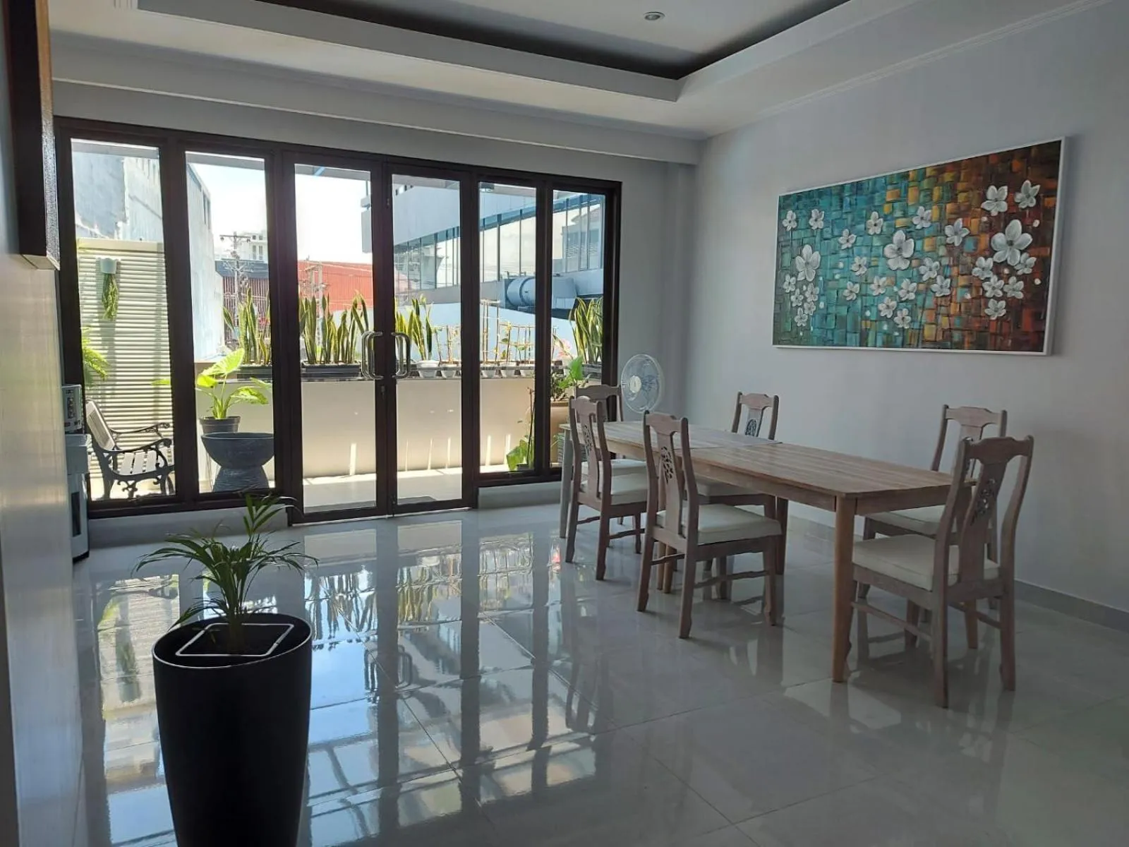 Restaurant/places to eat in Atap Biru Residence