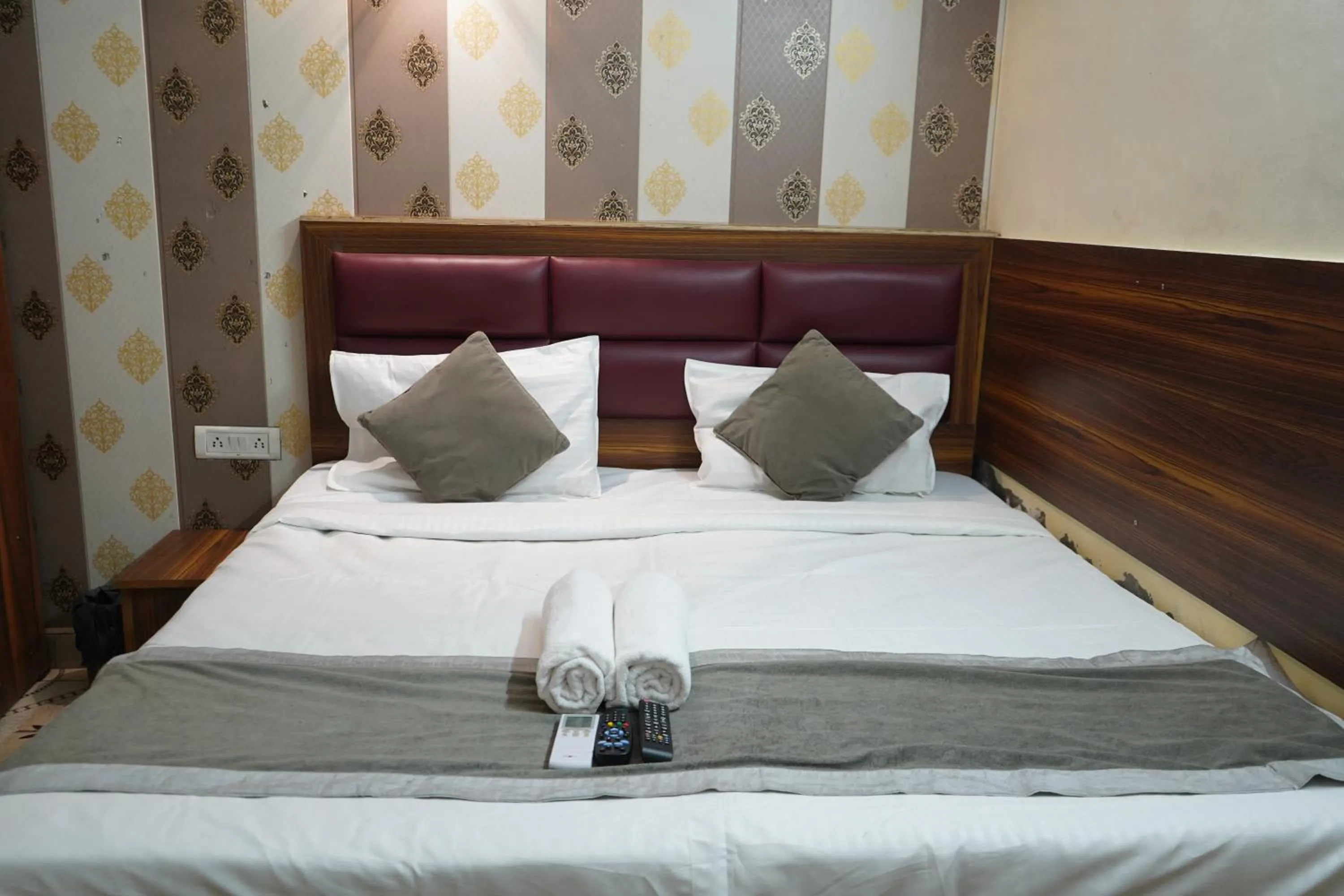 Bed in Hotel Quadis - Noida sec 15