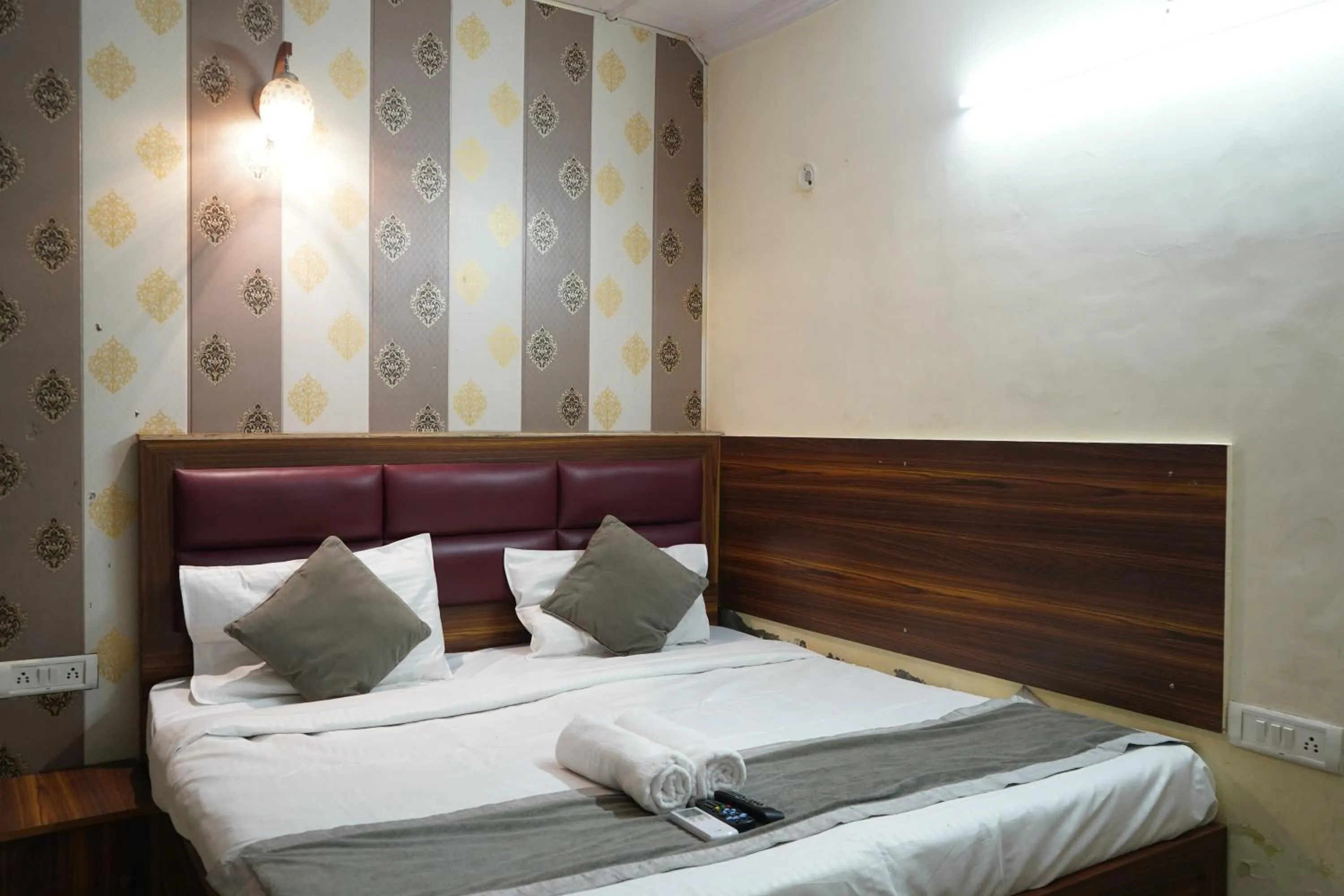 Bed in Hotel Quadis - Noida sec 15
