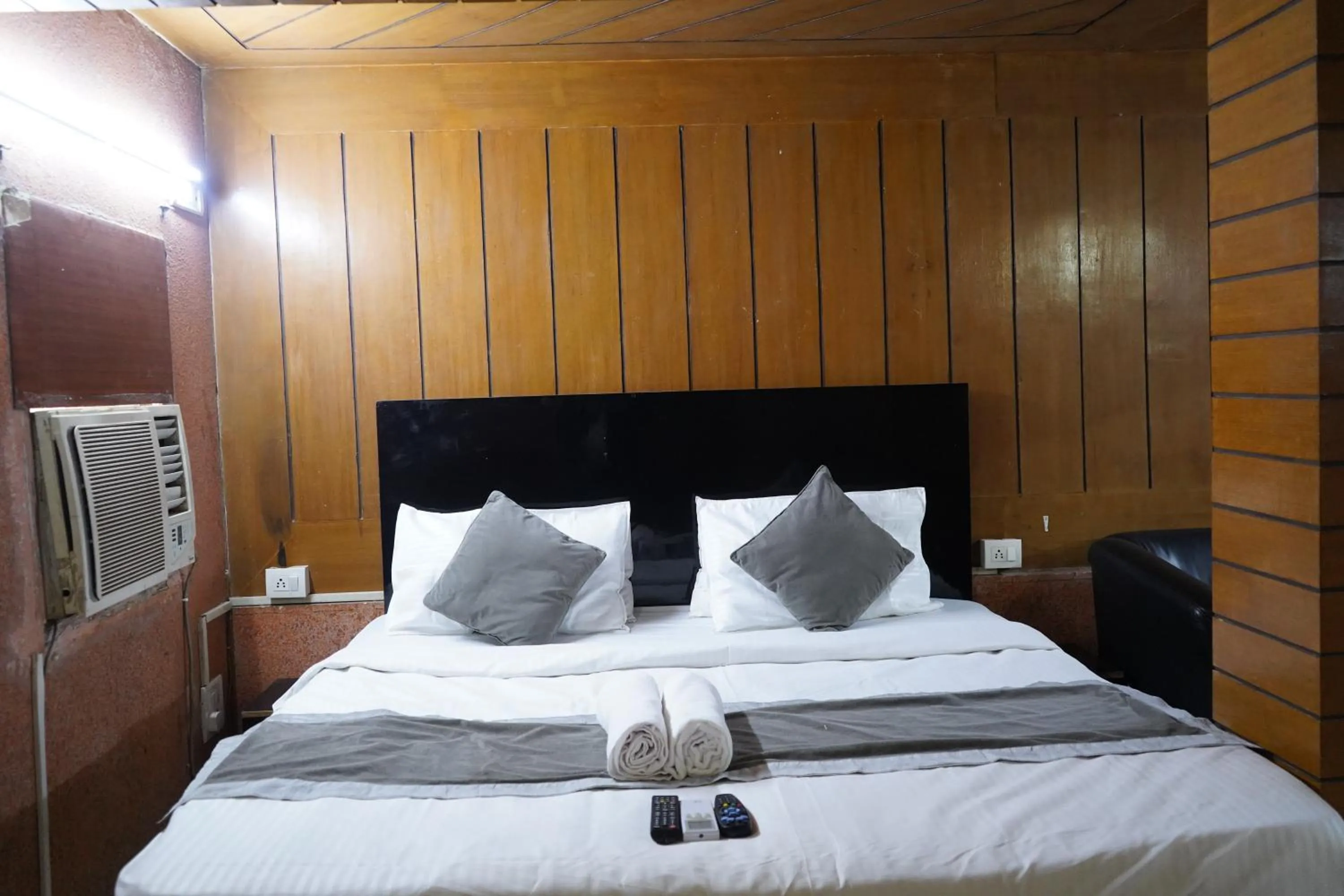 Bed in Hotel Quadis - Noida sec 15