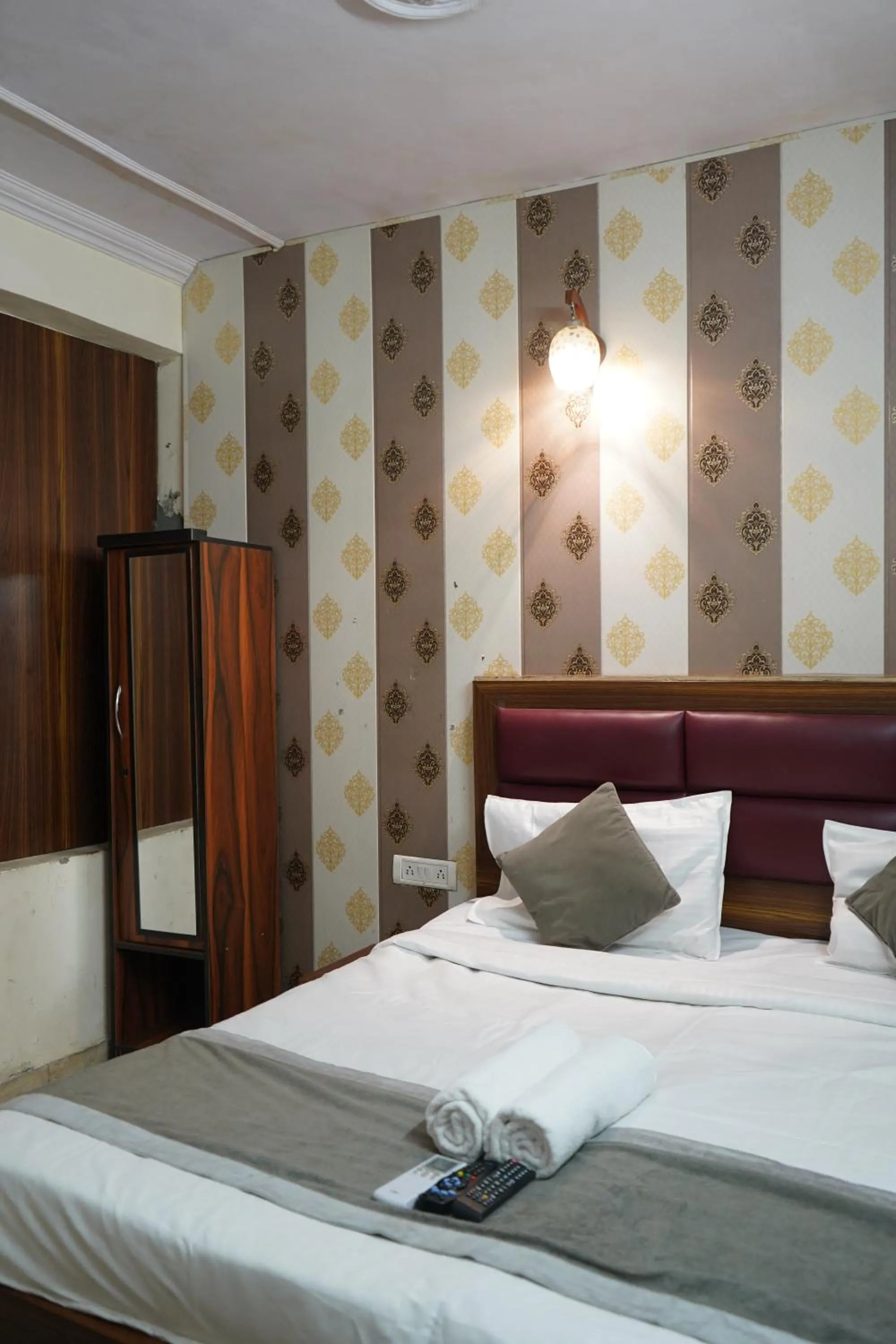 Bed in Hotel Quadis - Noida sec 15