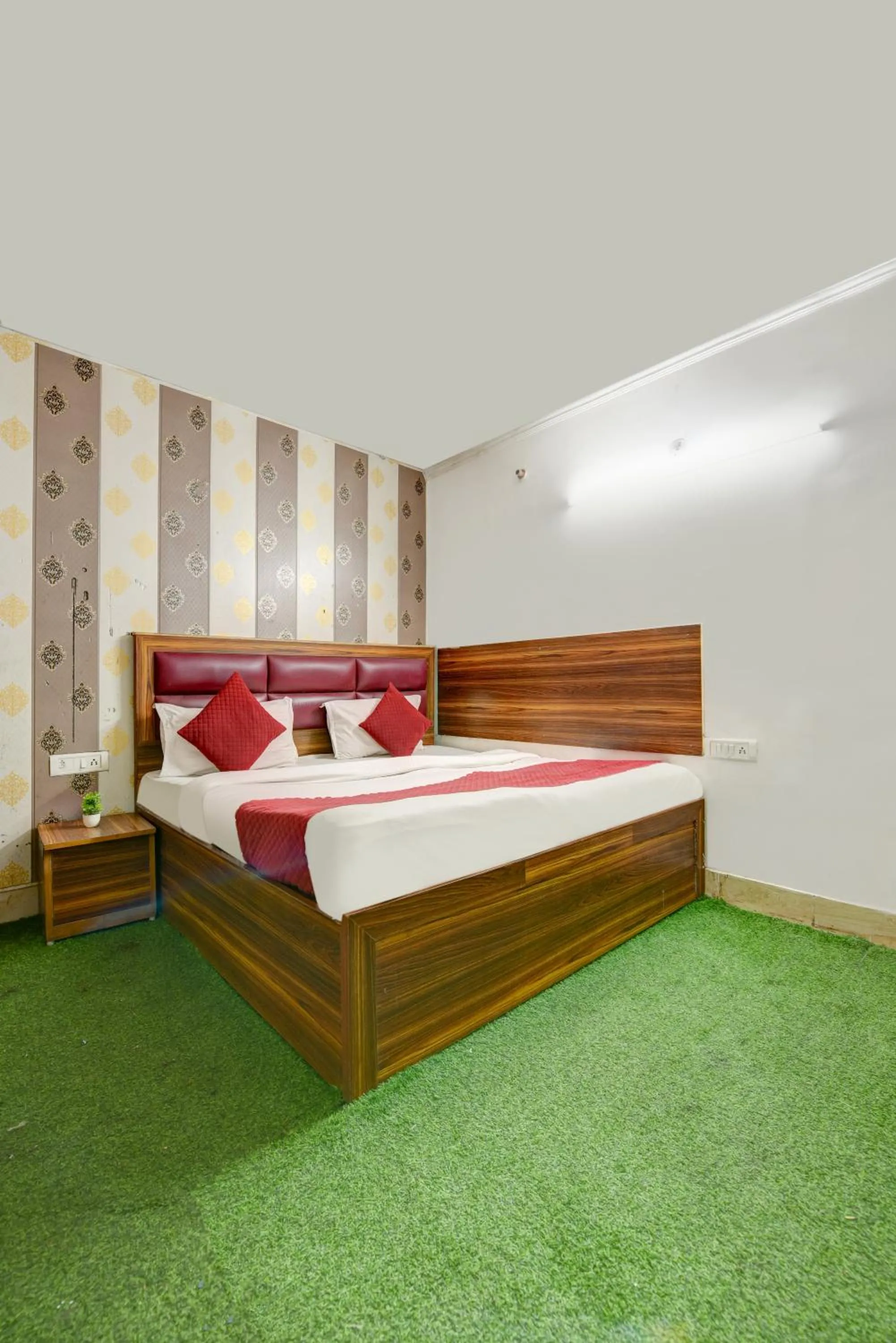 Bed in Hotel Quadis - Noida sec 15