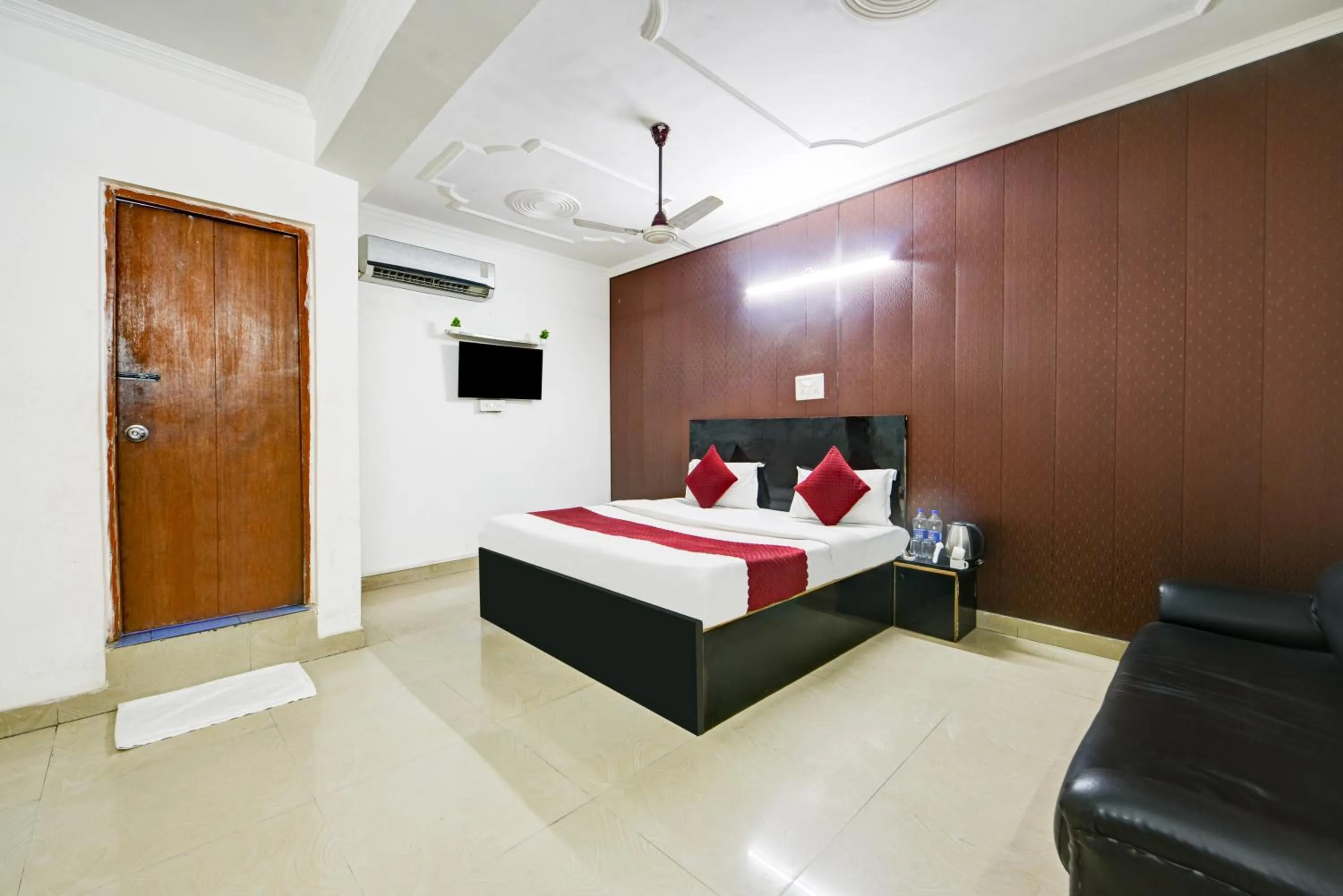 Bed in Hotel Quadis - Noida sec 15